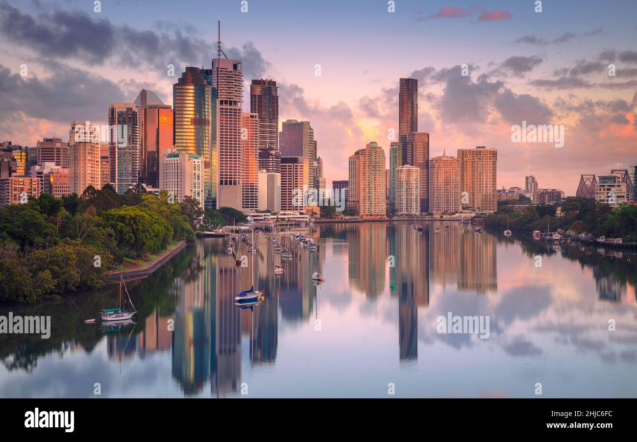 Brisbane, Australie.Image du paysage urbain de Brisbane avec reflet de la ville sur le fleuve Brisbane au lever du soleil. Banque D'Images