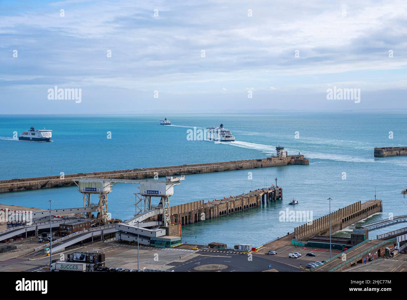 Vue aérienne du port de Douvres avec de nombreux ferries et bateaux de croisière entrant et sortant de Douvres Banque D'Images