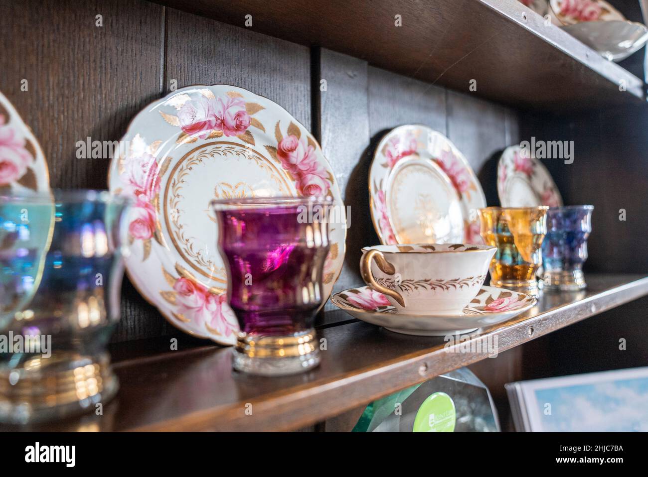 Variété de tasses à thé blanches et de verre de créateur à vendre au magasin Banque D'Images