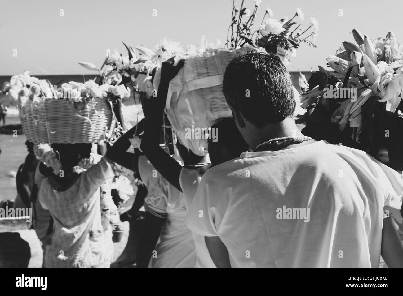 Parti traditionnel en l'honneur d'Iemanja, la reine de la mer, où les dons sont emmenés à la mer par les membres o Banque D'Images