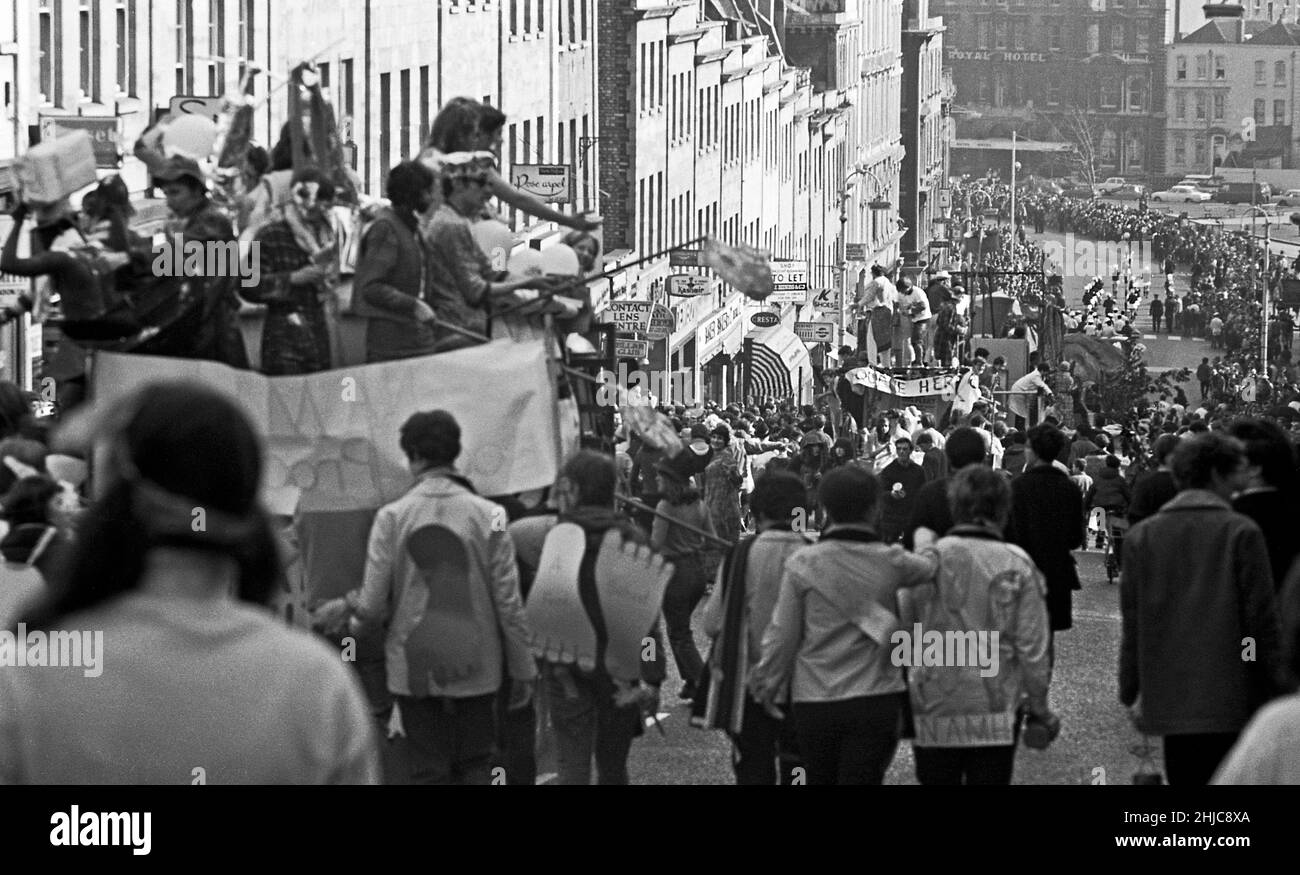 Bristol University Rag 1968 : les flotteurs descendent lentement sur Park Street après avoir atterci du parking de la gare de Clifton et passé les chambres Victoria au début du défilé de la Rag 1968 le samedi 9 mars.Le défilé, dirigé par le DJ Ed Stewart de radio 1 et le Rag Queen de 1968, a fait le tour du centre-ville avant de retourner le long de Park Row aux chambres Victoria.Des milliers de spectateurs ont envahi les rues et des milliers de livres ont été recueillis pour la charité. Banque D'Images