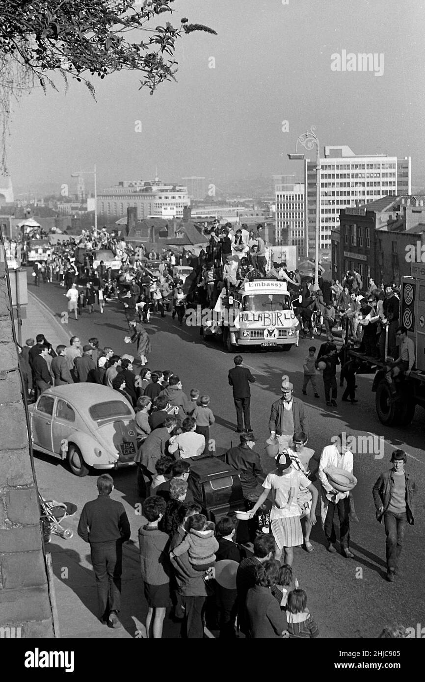 Bristol University Rag 1968 : les flotteurs de la procession Rag 1968 se dirigent lentement le long de Park Row vers les salles Victoria et la fin de la parade.Sous la direction de radio 1 DJ Ed Stewart et du Rag Queen de 1968, les flotteurs avaient décolle du parking de la gare de Clifton le samedi 9 mars, passant par le Victoria Rooms and Wills Memorial Building, puis descendant Park Street et faisant le tour du centre-ville.Des milliers de spectateurs ont envahi les rues et des milliers de livres ont été recueillis pour la charité des pennies, des sixièmes et des demi-couronnes qui ont été mis dans les boîtes de collecte. Banque D'Images