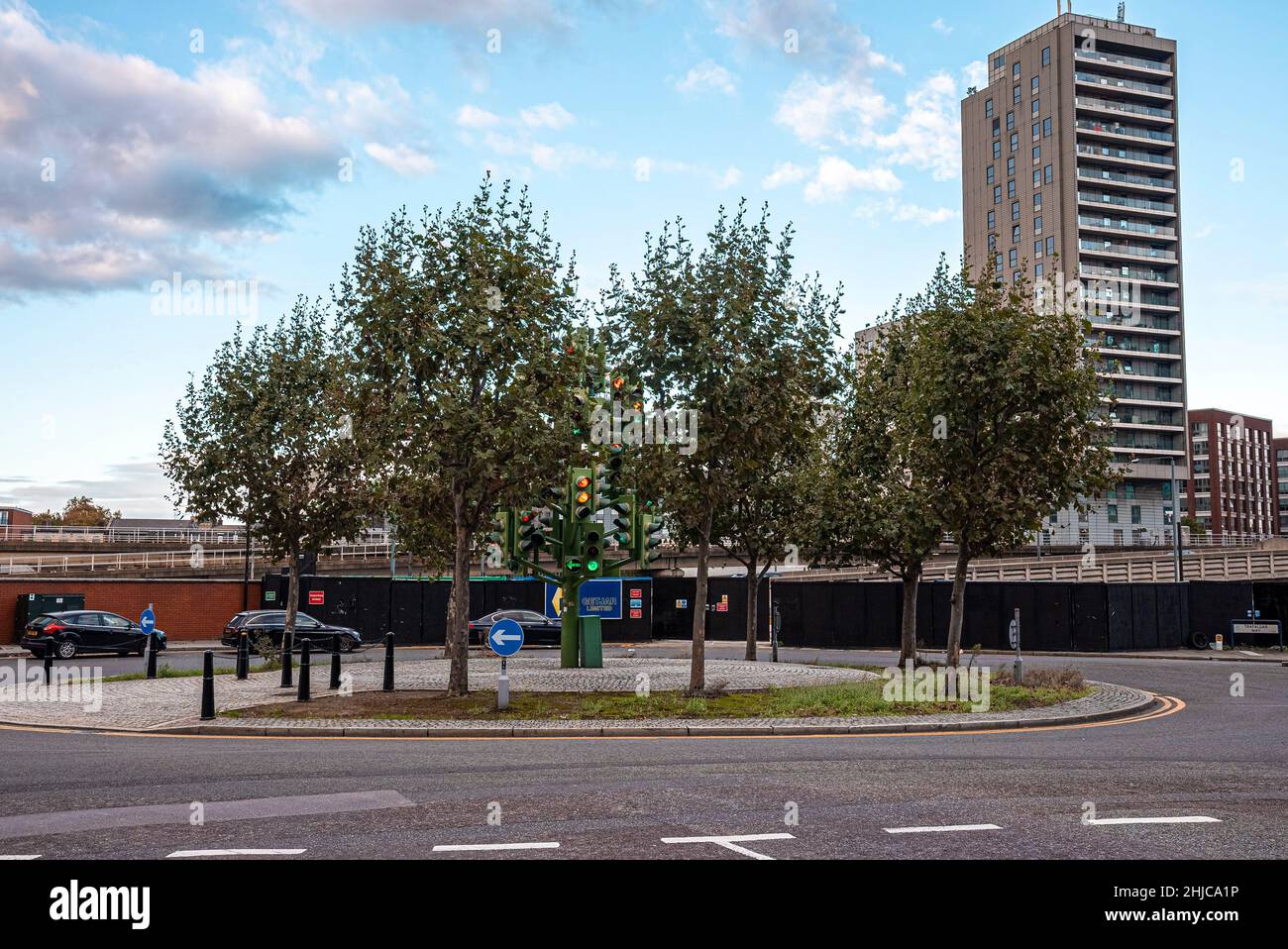 Attraction Traffic Light Tree avec paysage urbain en arrière-plan Banque D'Images