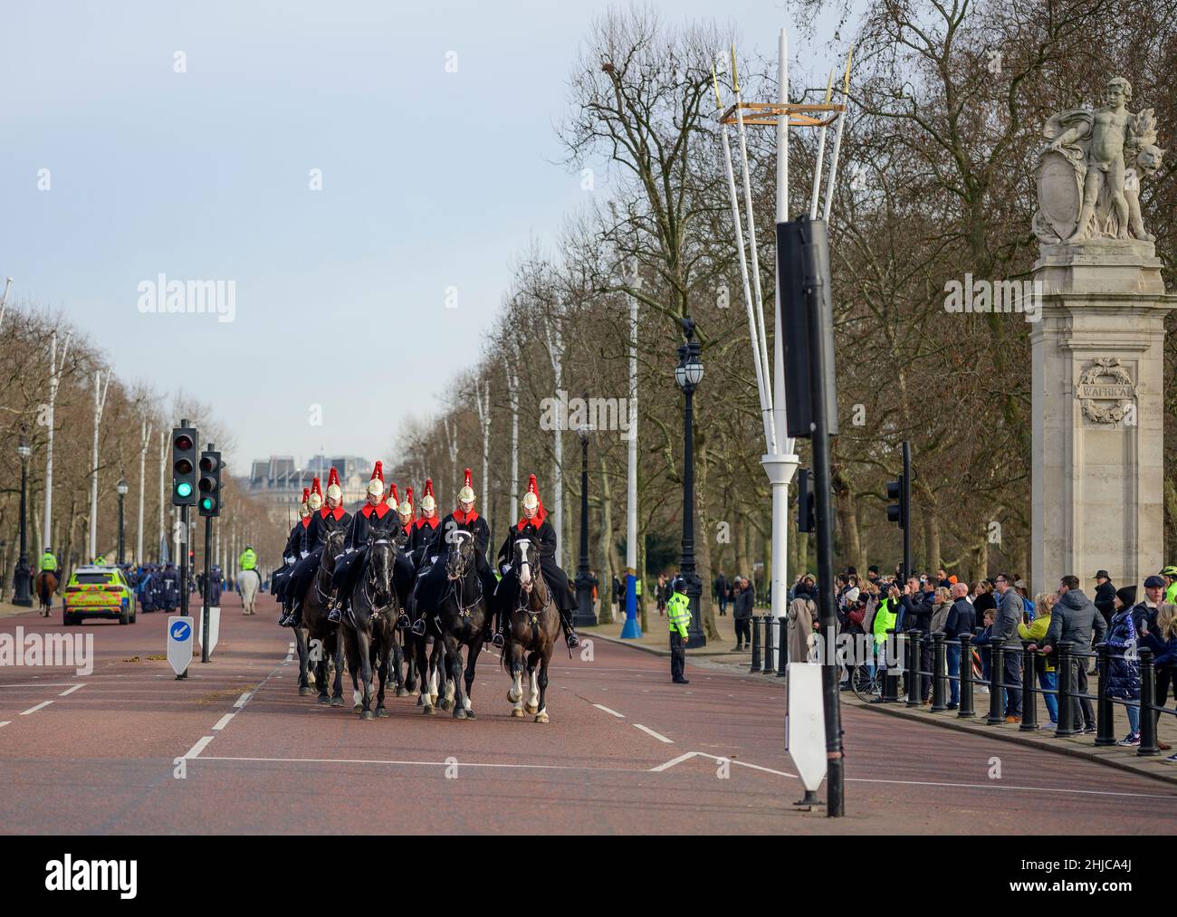 Westminster, Londres, Royaume-Uni.28 janvier 2022.Les troupes montées des Blues et Royals longent le Mall, retournant à Hyde Park Barracks de la cérémonie de changement de la garde à Horse Guards Parade, Londres.Crédit : Malcolm Park/Alay Live News. Banque D'Images