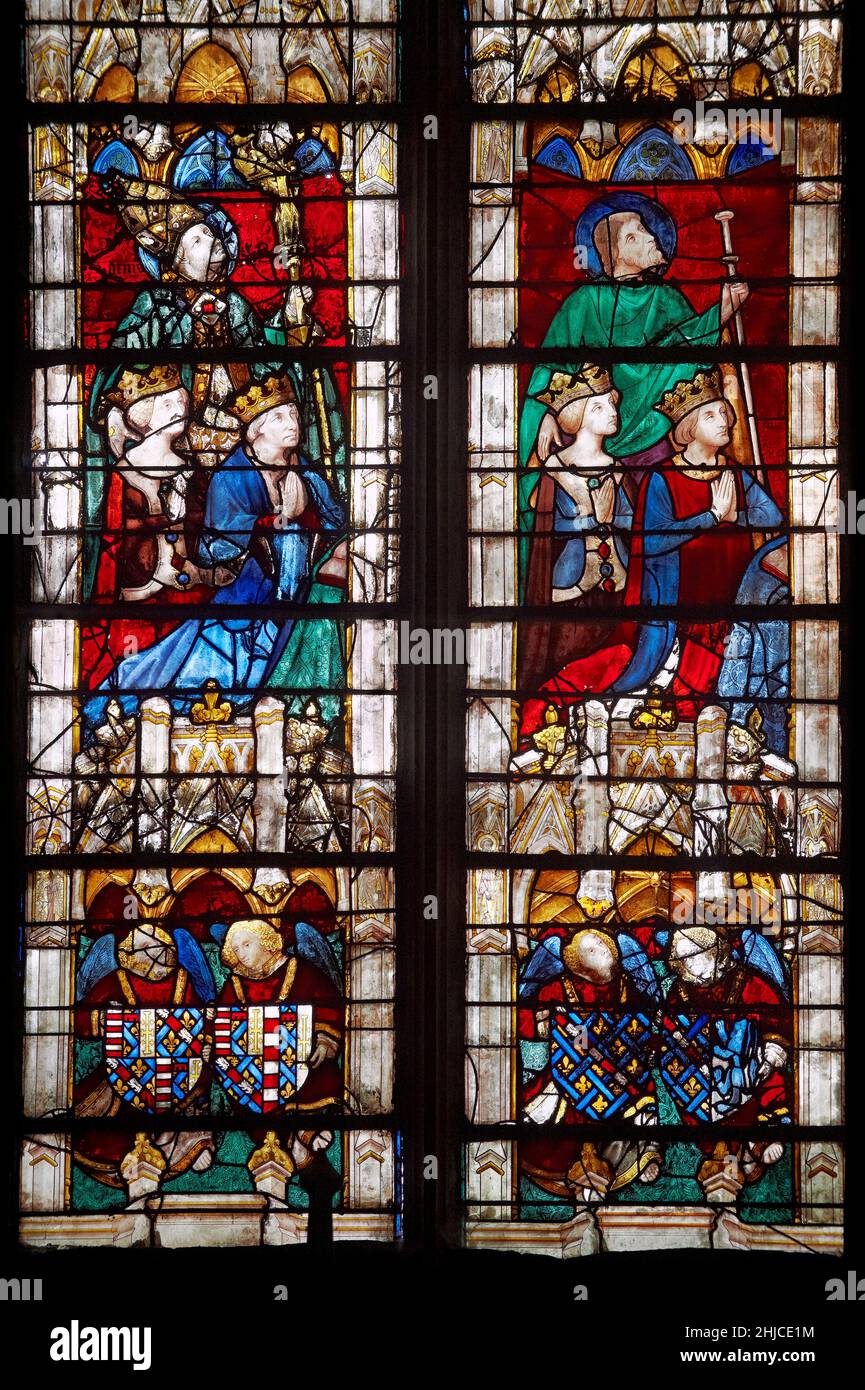 Vitraux de la cathédrale de Chartres, France - montrant les rois de France.Un site classé au patrimoine mondial de l'UNESCO.Les vitraux de Char Banque D'Images