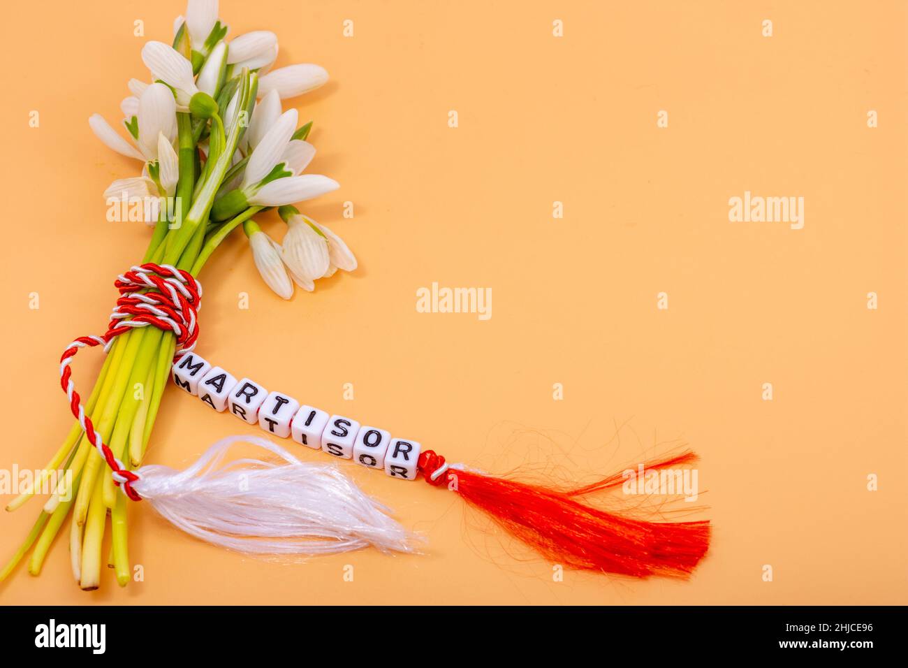 bouquet de gouttes de neige nouées avec cordon tressé rouge et blanc, martisor roumain 1st de tradition de mars Banque D'Images
