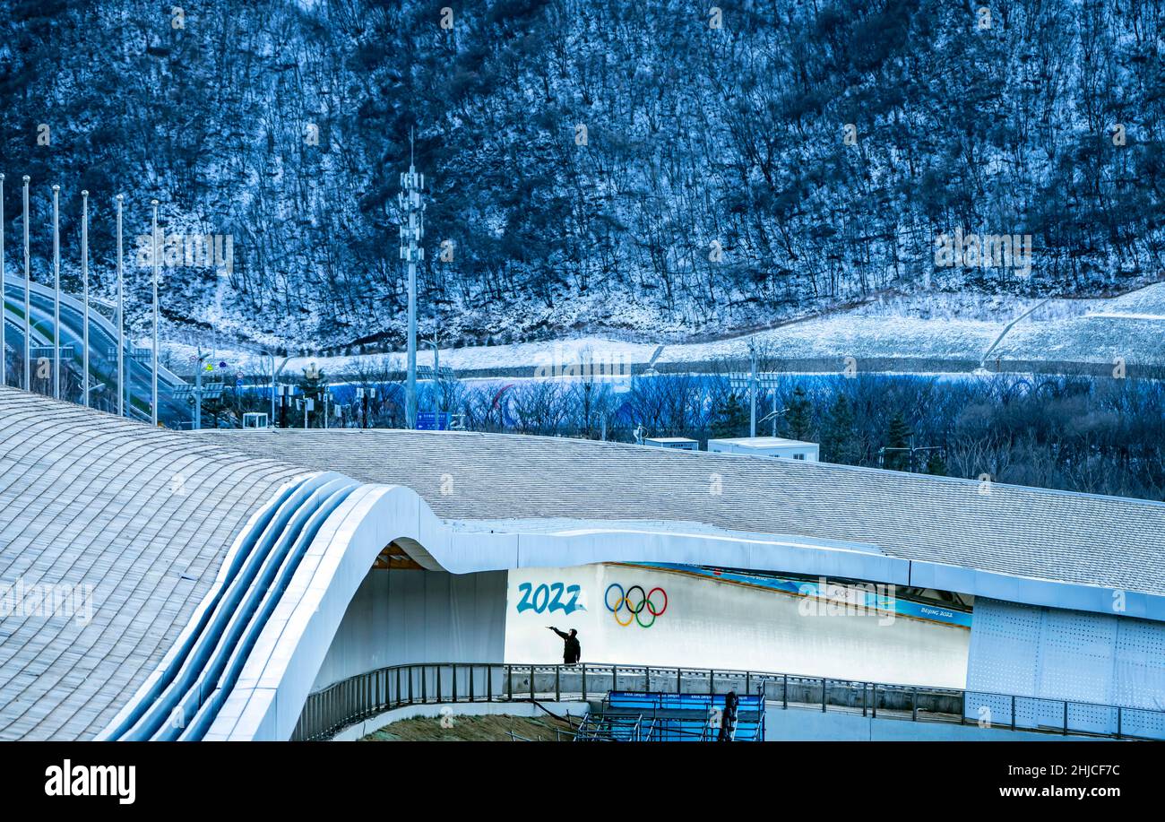 Pékin, Chine.28th janvier 2022.Un fabricant de glace travaille sur une découpe d'un logo subglaciaire Beijing 2022 sur la piste du Yanqing National Sliding Center avant les Jeux olympiques d'hiver de 2022 dans le district de Yanqing à Beijing, en Chine, le 28 janvier 2022.Credit: Jiang Wenyao/Xinhua/Alay Live News Banque D'Images