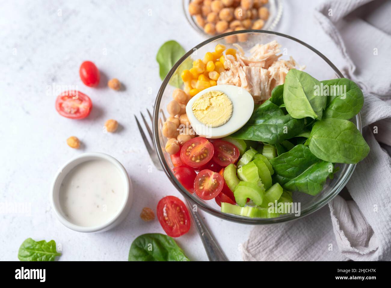 Saladier avec poulet et protéines.Bol de bouddha de légumes sains avec des verts sains.Fitness et perte de poids nourriture tomate, épinards et pois chiches Banque D'Images