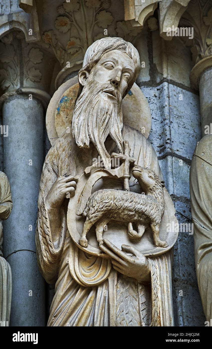 Cathédrale de Chartres statues gothiques et sculptures extérieures.Porche nord, portail central, jambes de droite - vue générale c.1194-1230.Cathédrale de Chartres Banque D'Images