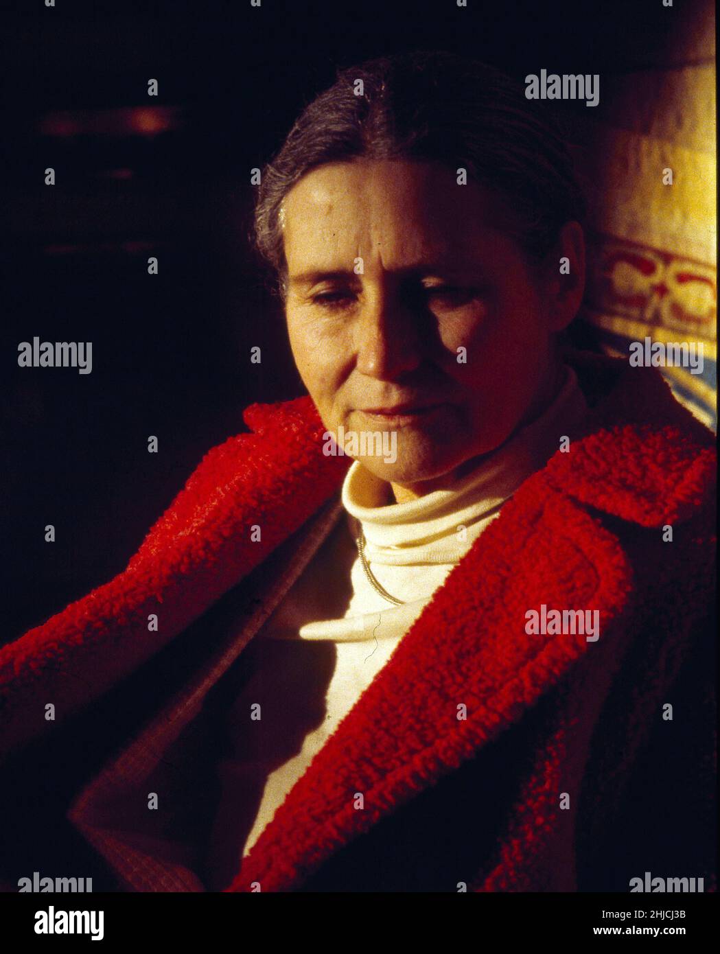 Auteur Doris Lessing au château de Stockholm en 1982.Lessing (né le 22 octobre 1919) est un romancier britannique, poète, dramaturge, librettiste, biographe et auteur de courts-récits.Elle a reçu le prix Nobel de littérature 2007, et a été caractérisée par l'Académie suédoise comme "cet épilogue de l'expérience féminine, qui avec le scepticisme, le feu et le pouvoir visionnaire a soumis une civilisation divisée à l'examen."Lessing était la onzième femme et la personne la plus âgée à recevoir le prix Nobel de littérature. Banque D'Images