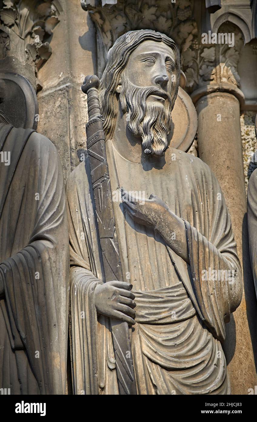 Portail sud de la cathédrale de Chartres statues gothiques et sculptures extérieures.Statue gothique de Thomas.Le portail sud, qui a été ajouté plus tard que le Banque D'Images