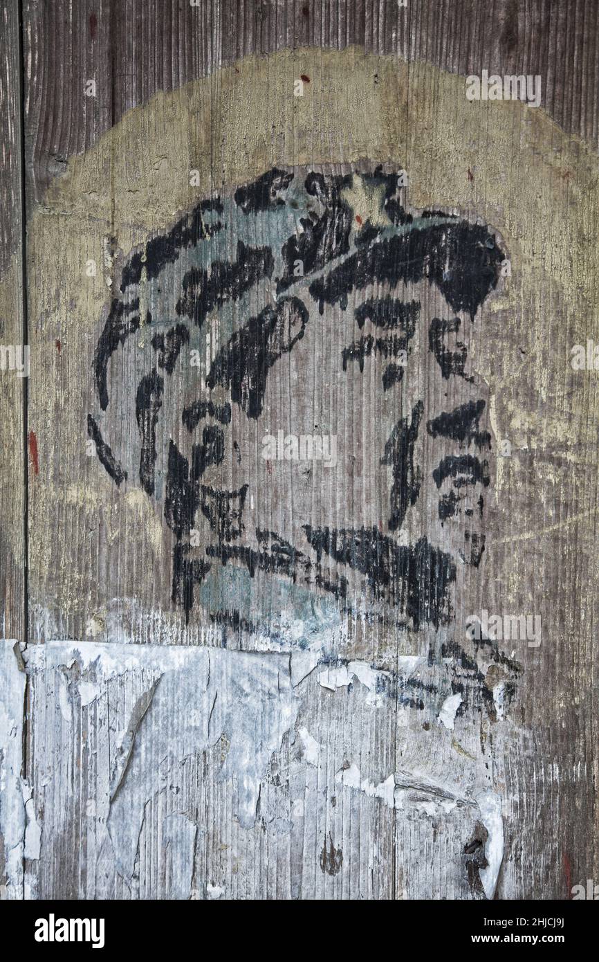 Un portrait du président Mao peint sur la porte de l'un des nombreux anciens villages du Guilin en Chine. Banque D'Images