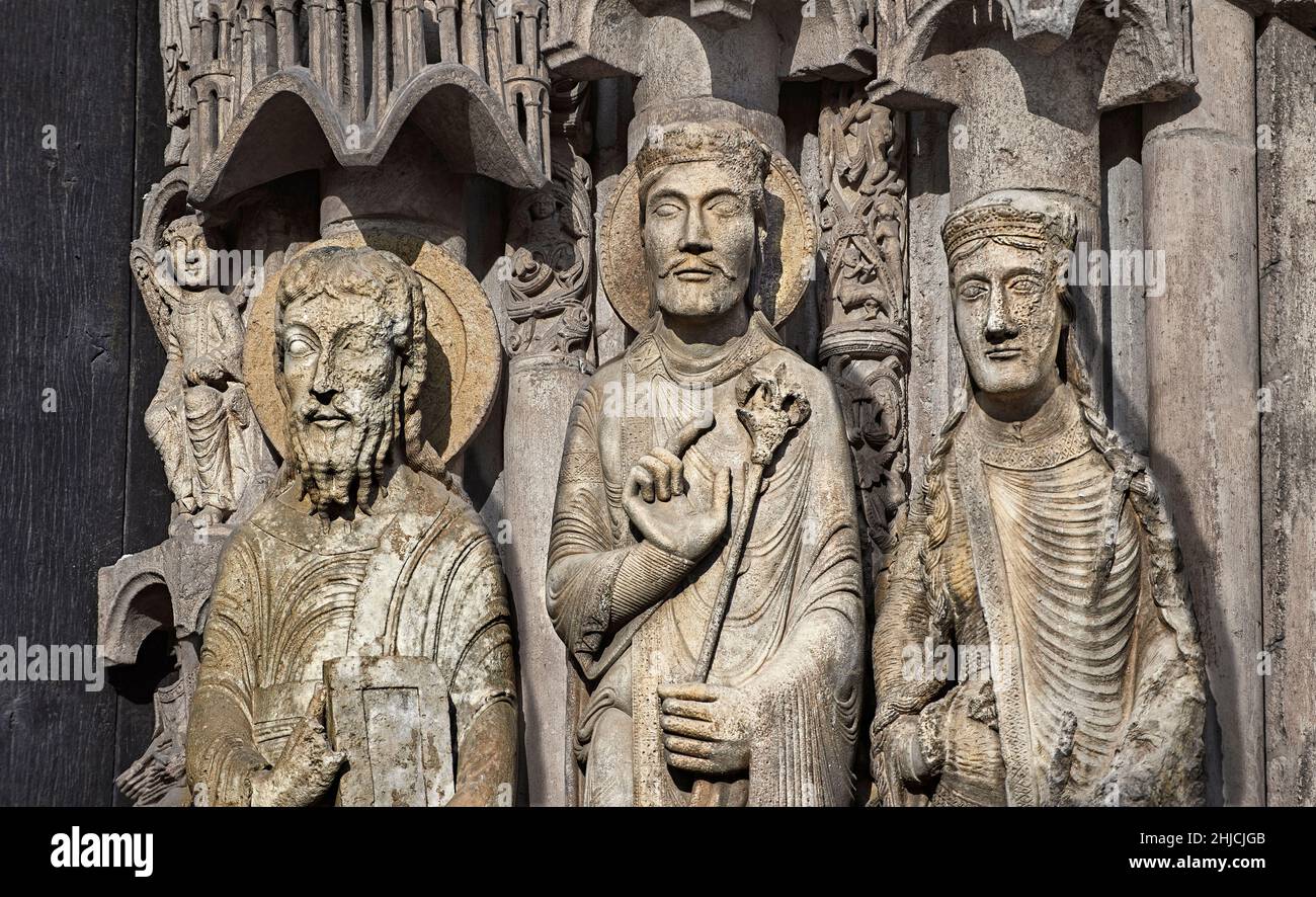 Cathédrale de Chartres statues gothiques et sculptures extérieures du portail ouest.La façade ouest était l'une des rares parties de la cathédrale à survivre Banque D'Images