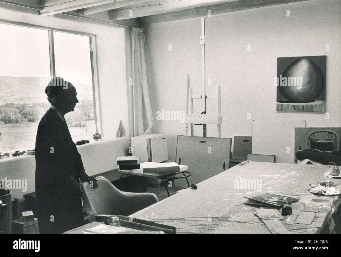L'artiste Georgia O'Keeffe dans son studio sur le Ghost Ranch à Abiquiu, Nouveau-Mexique.1971. O'Keeffe était un artiste moderne majeur, dont le travail allait de l'abstrait à la représentation, et souvent mélangé les deux.Né en 1887, décédé en 1986. Banque D'Images