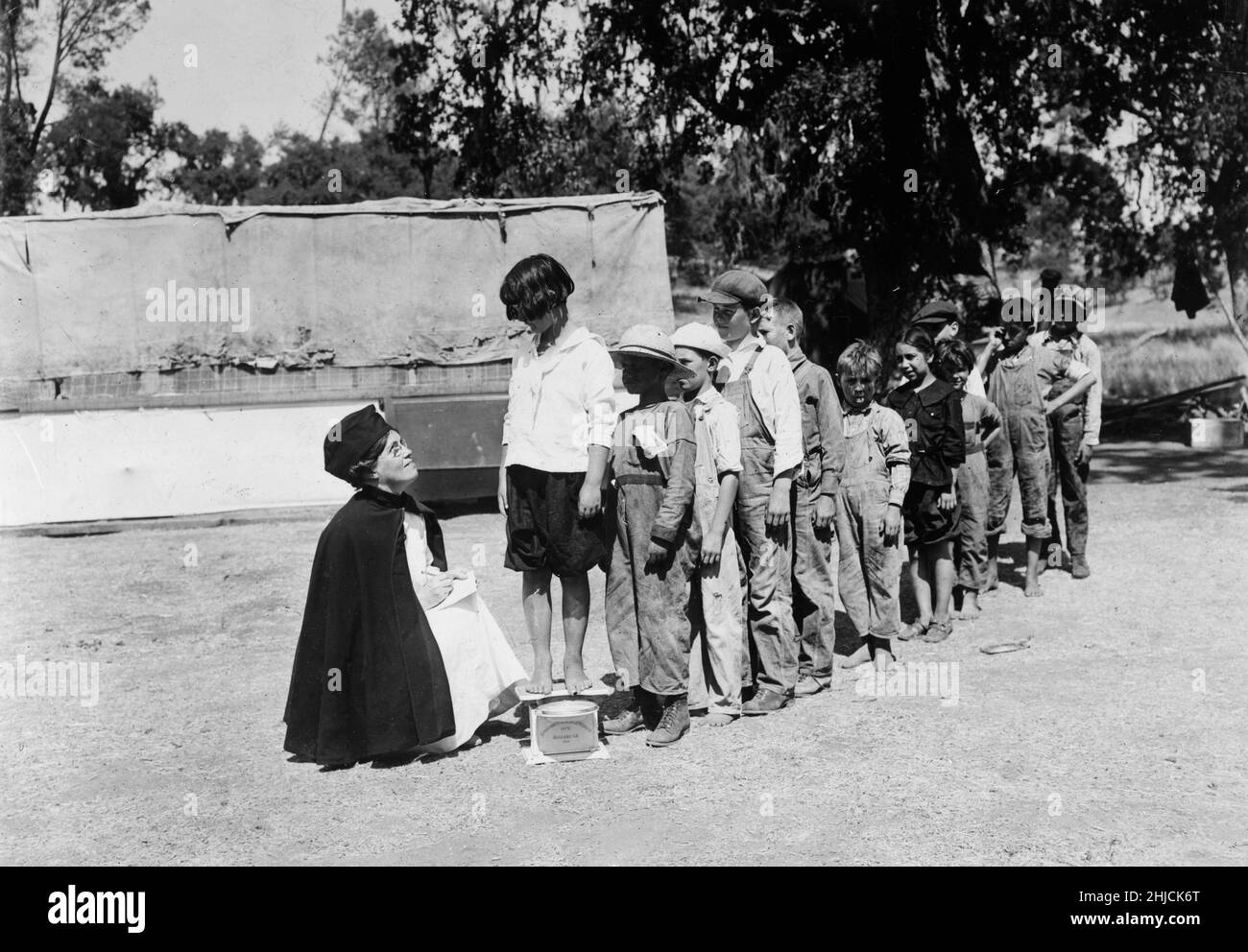 Enfants en tubércle dans le canyon de Santa Margarita dans le comté de San Luis Obispo, Californie, obtenant leur "poids" juste avant de quitter le camp, 1920.Ce camp a été inauguré par les Juniors et la Section de la Croix-Rouge en coopération avec le comté et l'Association de la tuberculose. Banque D'Images
