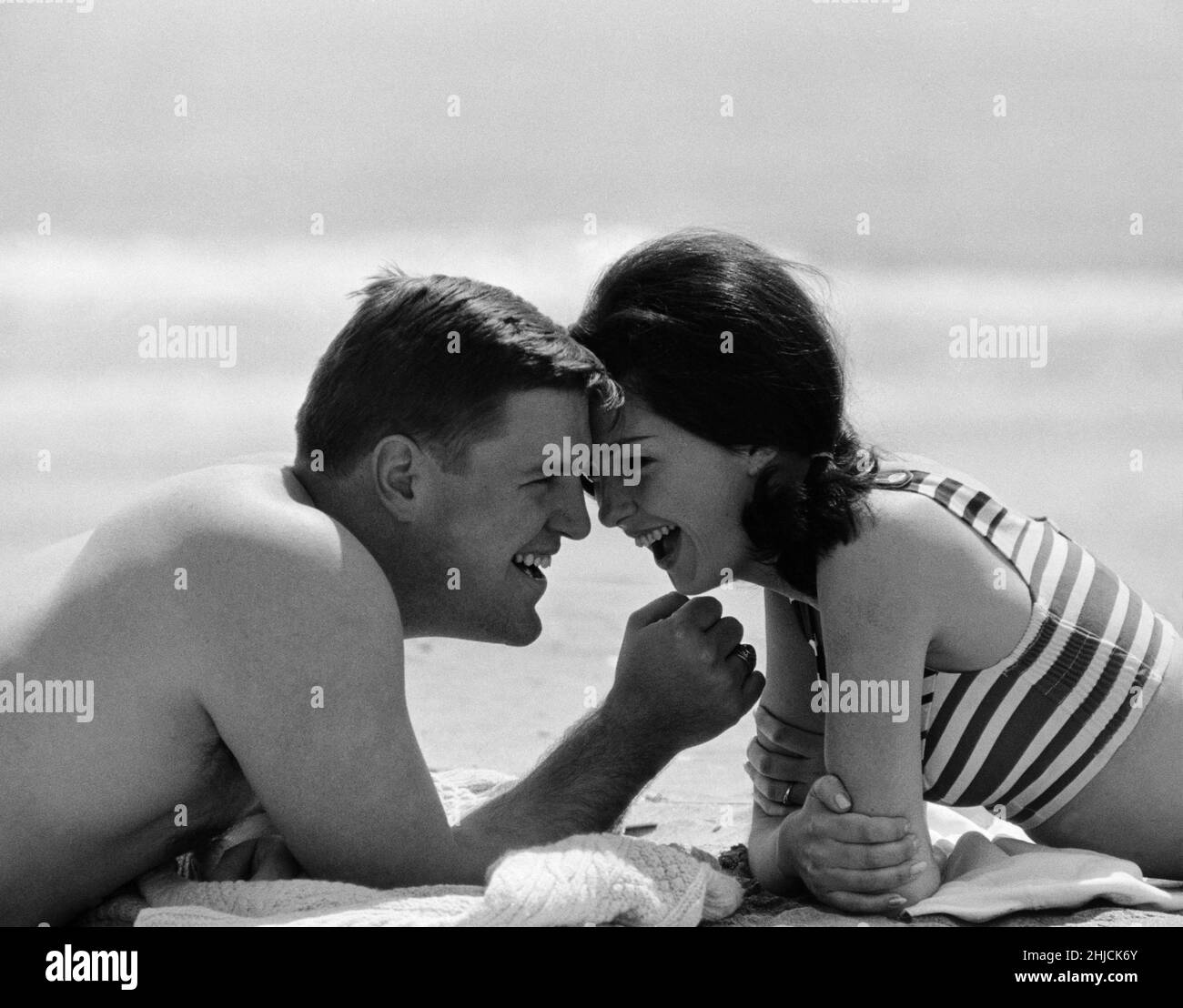 Un jeune couple sur la plage en 1955. Banque D'Images