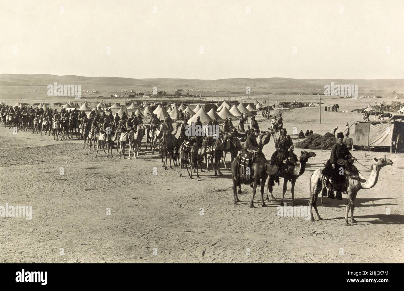Les pilotes de chameaux ottomans du régiment de 1st Hecins√ºvar, qui ont pris part à l'offensive de First Suez avant l'établissement de la Force expéditionnaire de Hejaz, qui était l'une des forces expéditionnaires de l'armée de l'Empire ottoman.Beersheba est la plus grande ville du désert du Néguev.Première Guerre mondiale, 1915. Banque D'Images