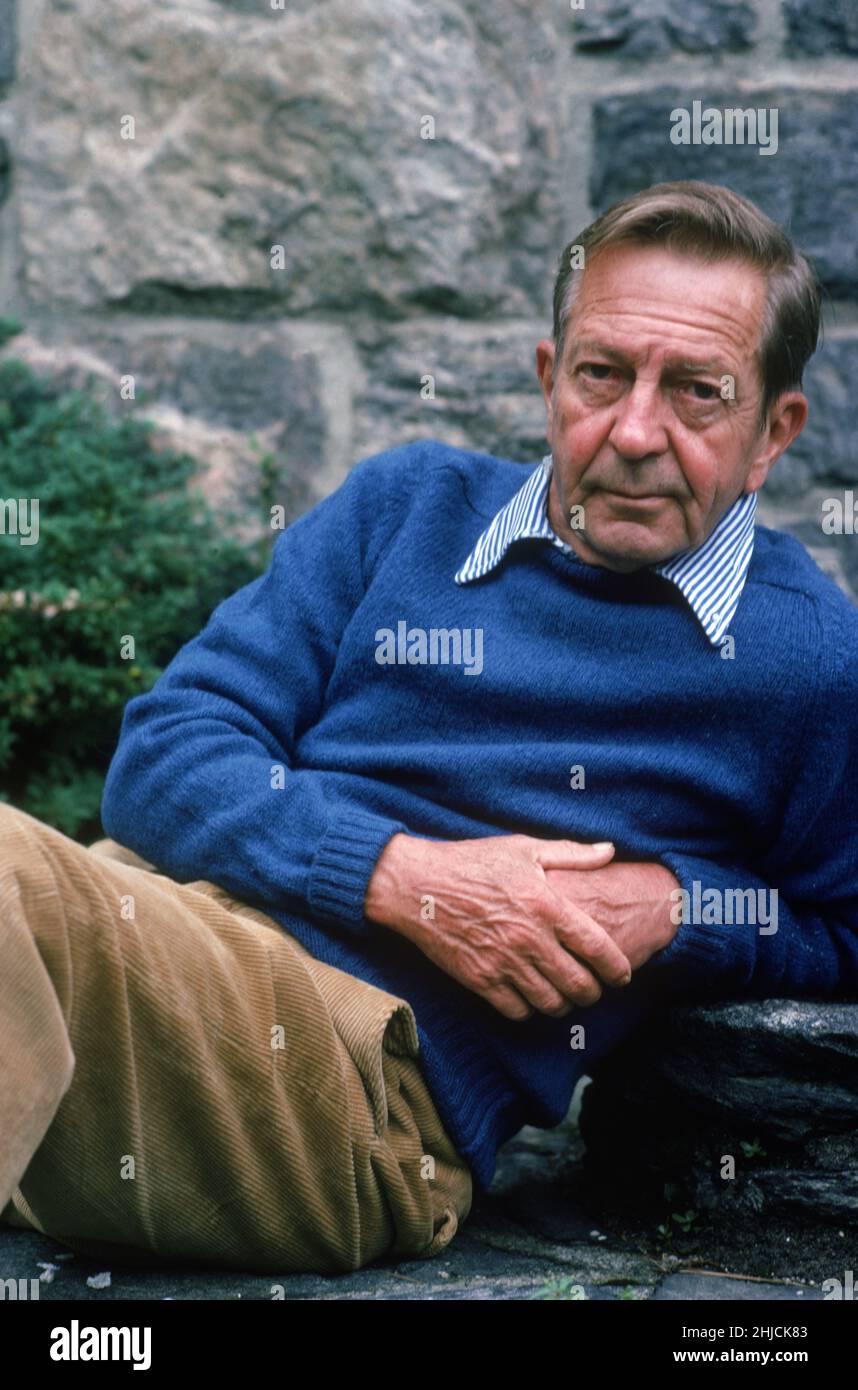 John Cheever (1912-1982), écrivain américain, chez lui à New York.Cheever est plus connu pour ses nouvelles, dont une collection a remporté le Prix Pulitzer pour la Fiction en 1979. Banque D'Images