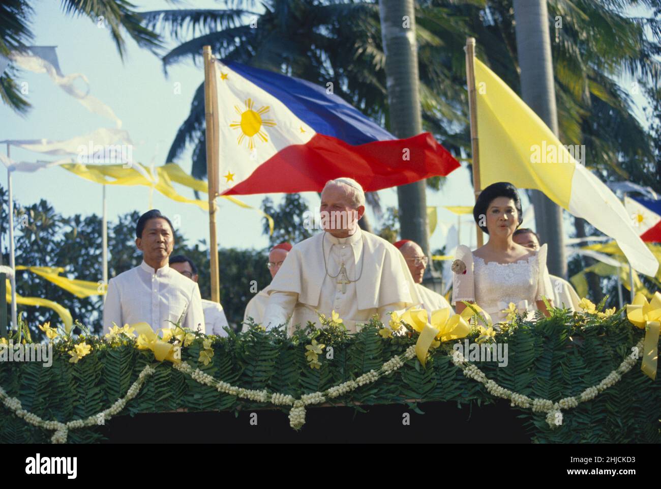 Le pape Jean-Paul II avec Ferdinand et Imelda Marcos lors de sa visite aux Philippines en 1981. Banque D'Images