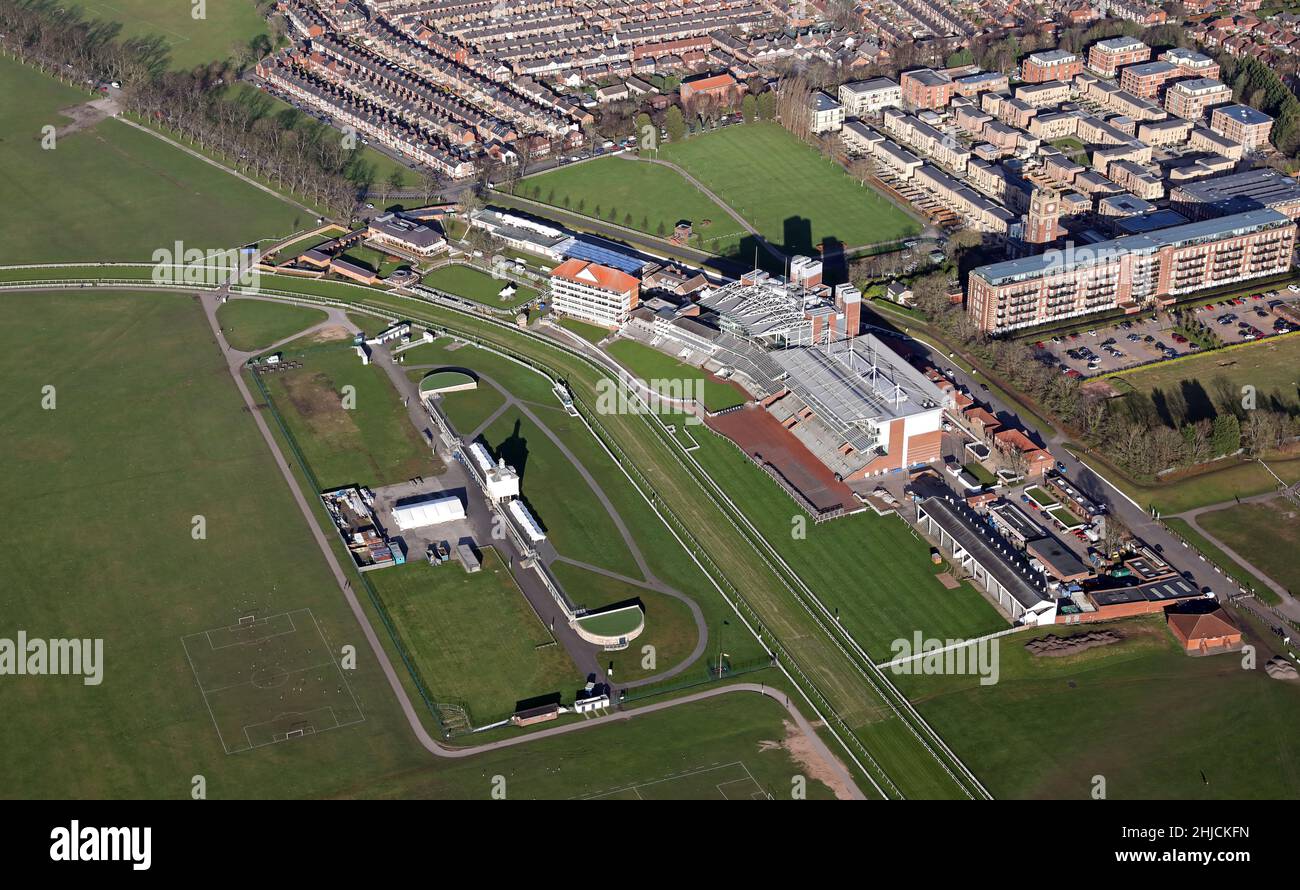 Vue aérienne des principaux bâtiments et stands de spectateurs de l'hippodrome de York, dans le Nortth Yorkshire Banque D'Images