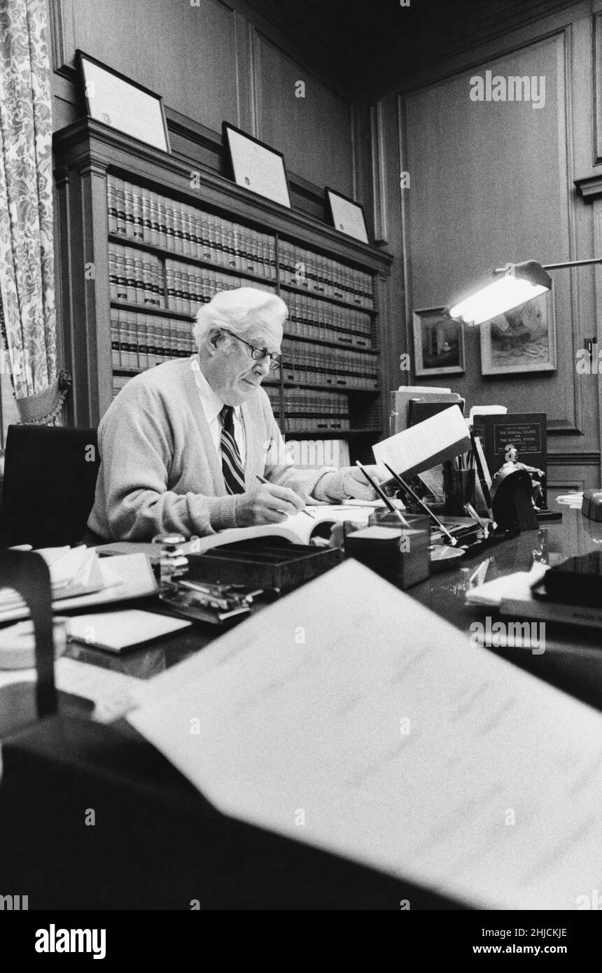 L'ancien juge en chef Warren Burger au travail dans son bureau de la Cour suprême; novembre 1976. Banque D'Images