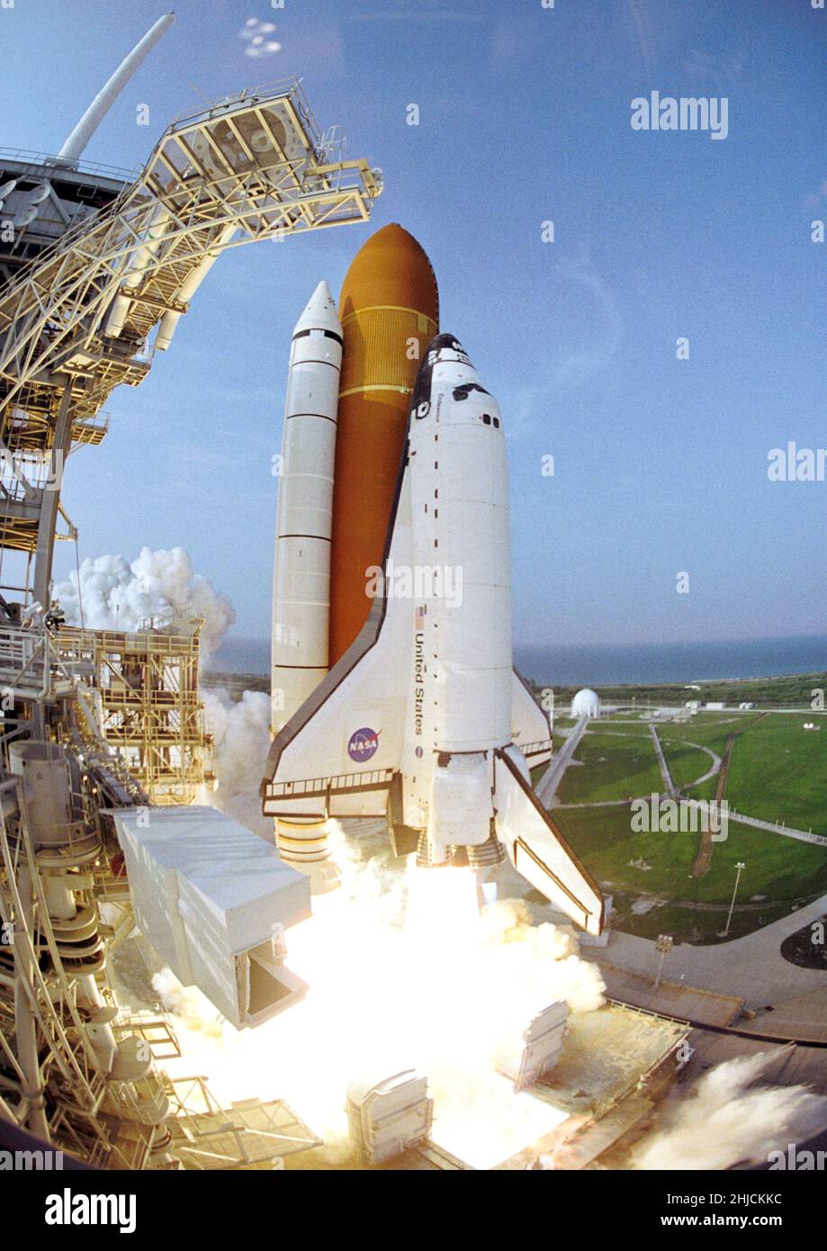 La navette spatiale Endeavour se lève du lancement 39A du Kennedy Space Center à 6 h 36 (HAE) le 8 août 2007.À bord se trouvent l'équipage STS-118 : les astronautes Scott Kelly, commandant, Charlie Hobaugh, pilote et spécialistes de mission Tracy Caldwell, Rick Mastracchio, Dave Williams, Barbara R. Morgan et Alvin Drew de l'Agence spatiale canadienne.Endeavour a établi un lien avec la Station spatiale internationale deux jours plus tard et a ramené l'équipage sur Terre en toute sécurité le 21 août. Banque D'Images