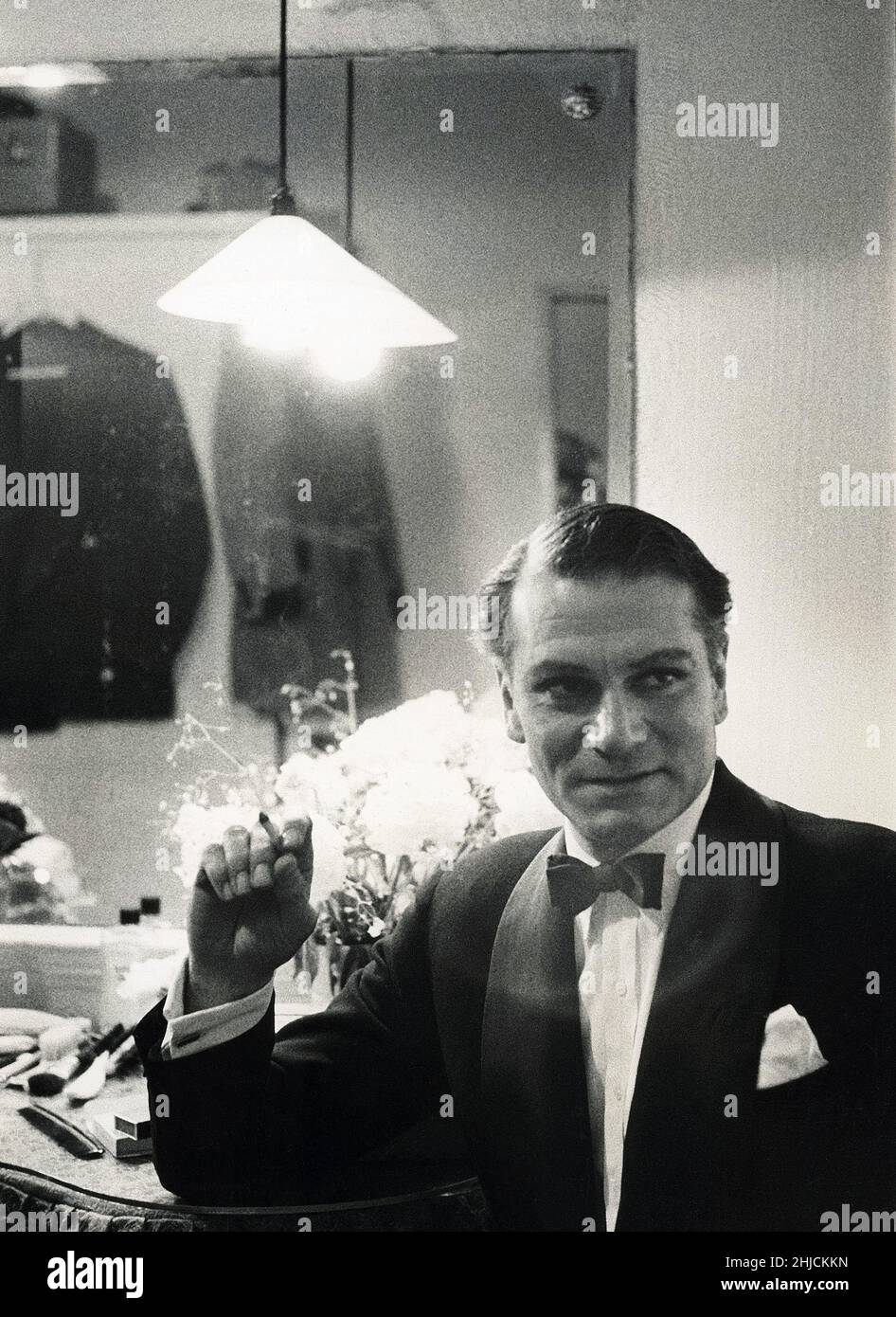 L'acteur anglais Sir Laurence Olivier (22 1907 mai ‚Äì 11 juillet 1989) a fait marche arrière au London Palladium, où il avait comparu en rapport avec un avantage, 1950. Banque D'Images