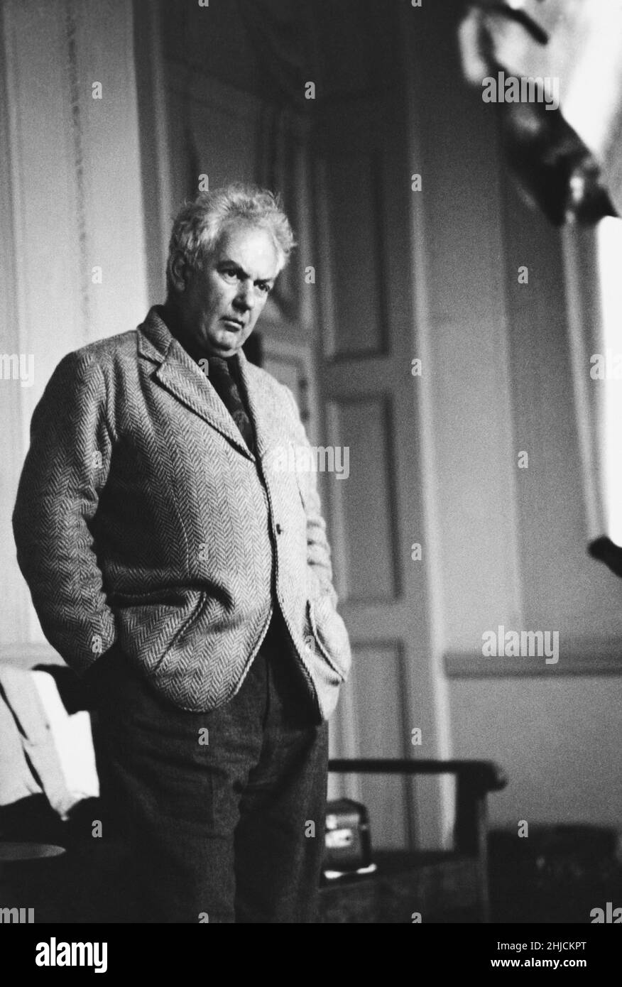 Le sculpteur Alexander Calder, photographié en étudiant son cheval de métal, qui était un prop dans la pièce de Broadway "Happy as Larry".Vers 1950. Banque D'Images