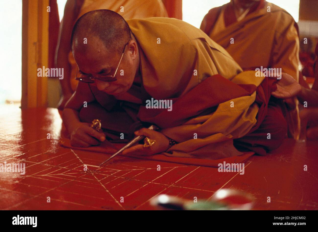 Le Dalaï Lama, chef politique et spirituel du peuple tibétain, dessinant la première ligne d'un mandala de sable au Tibet.Tenzin Gyatso (né en 1935) est le Dalaï Lama de 14th.Il a reçu le Prix Nobel de la paix en 1989. Banque D'Images
