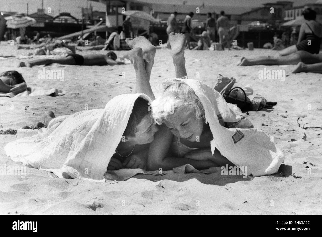 Dans cette photo historique de Life Magazine, un couple se cache sous une couverture pendant qu'il est à la plage.Circa 1958. Banque D'Images