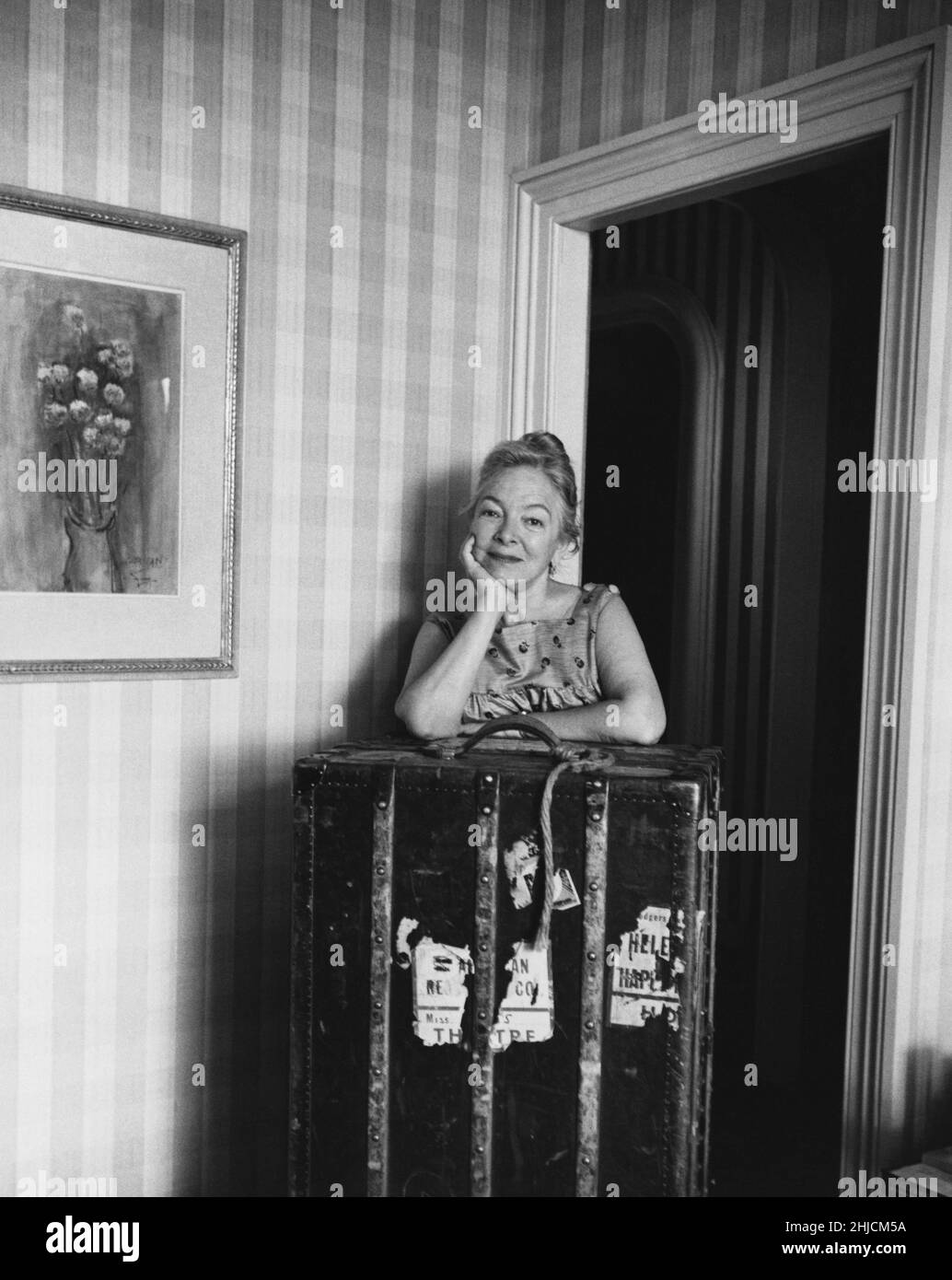 L'actrice Helen Hayes, photographiée avec son coffre de théâtre dans sa maison de Nyack, New York; non datée. Banque D'Images