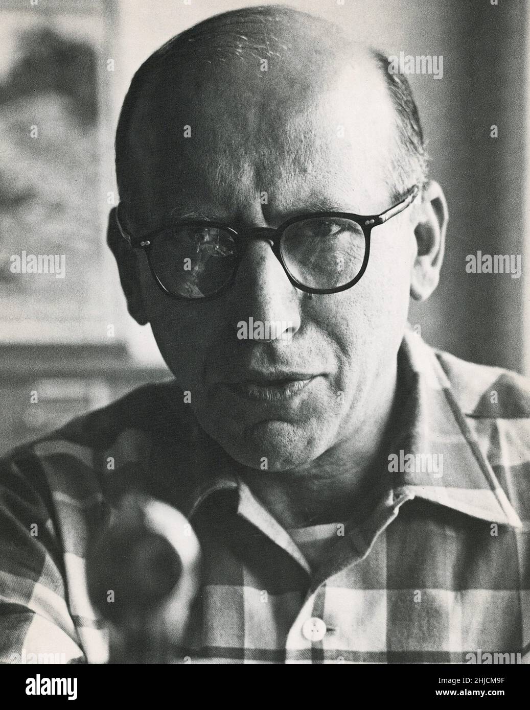 Saul Steinberg (1914-1999) à New York, 1965.Steinberg était un artiste roumains-américain dont les dessins et dessins sont parus entre autres dans le magazine New Yorker.Ses peintures, estampes, dessins et sculptures tendent à des traitements spirituels et ironiques des objets socio-politiques ou des quandries métaphysiques, et comptent souvent sur des puns visuels pour l'impact. Banque D'Images