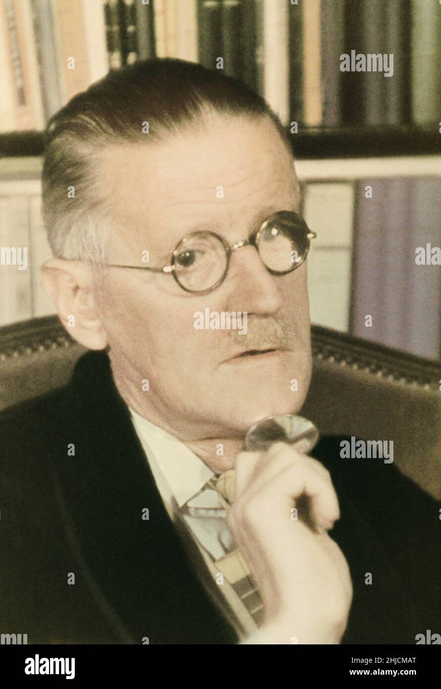 James Joyce (2 février 1882 ‚Äì 13 janvier 1941) dans son appartement dans la rue Edmund Valentin, Paris, en 1939, année de publication de son roman final, Finnegans Wake.Parmi ses livres figurent Dubliners (1914), A Portrait of the Artist as a Young Man (1916) et Ulysses (1922). Banque D'Images