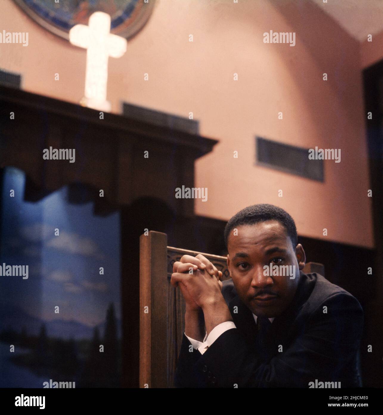 Martin Luther King, Jr. Dans une église à Atlanta, Géorgie, 1968.Martin Luther King, Jr. (15 janvier 1929 ‚Äì 4 avril 1968) est un ecclésiaste américain, militant et dirigeant éminent du mouvement des droits civils.Il a été assassiné le 4 avril 1968 à Memphis, Tennessee. Banque D'Images