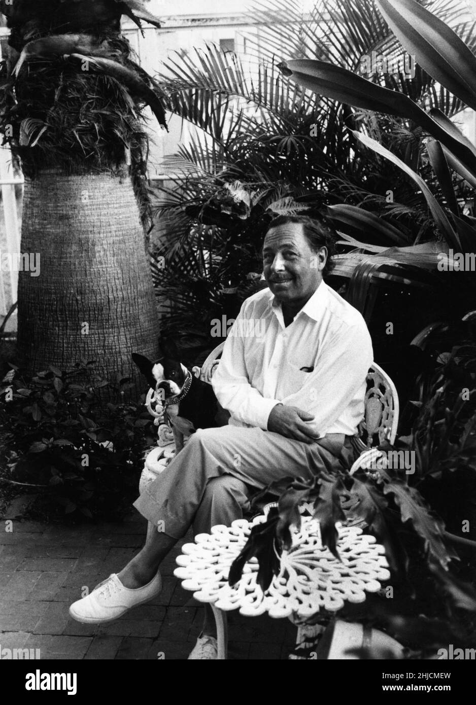 Tennessee Williams (1911-1983), célèbre dramaturge, dans sa cour de Key West avec son chien. Banque D'Images