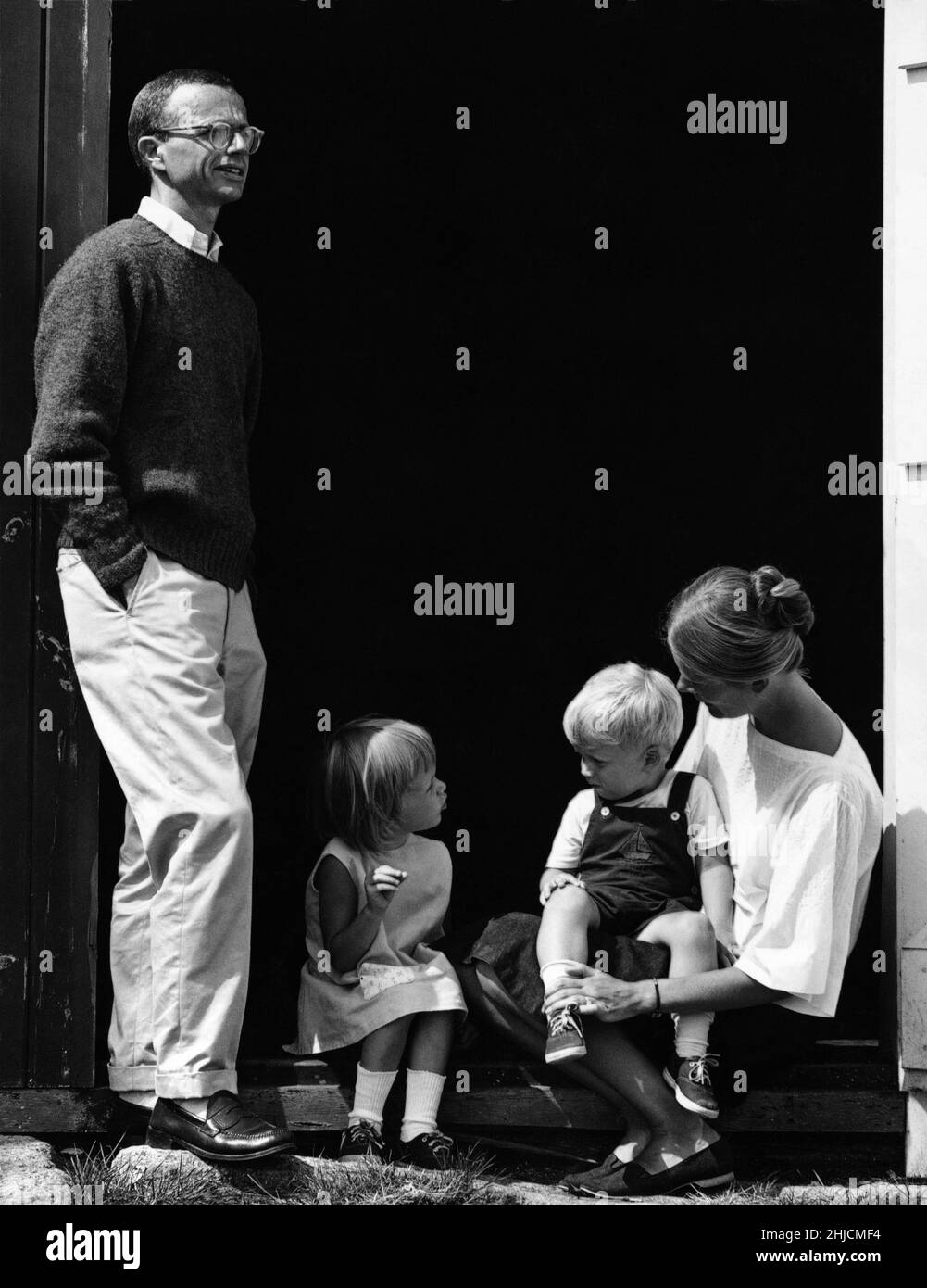 Portrait du journaliste, de l'éducateur et de l'auteur William Zinsser (1922 - 2015), avec sa femme Caroline Fraser Zinsser et ses enfants Amy et John.1960s. Banque D'Images
