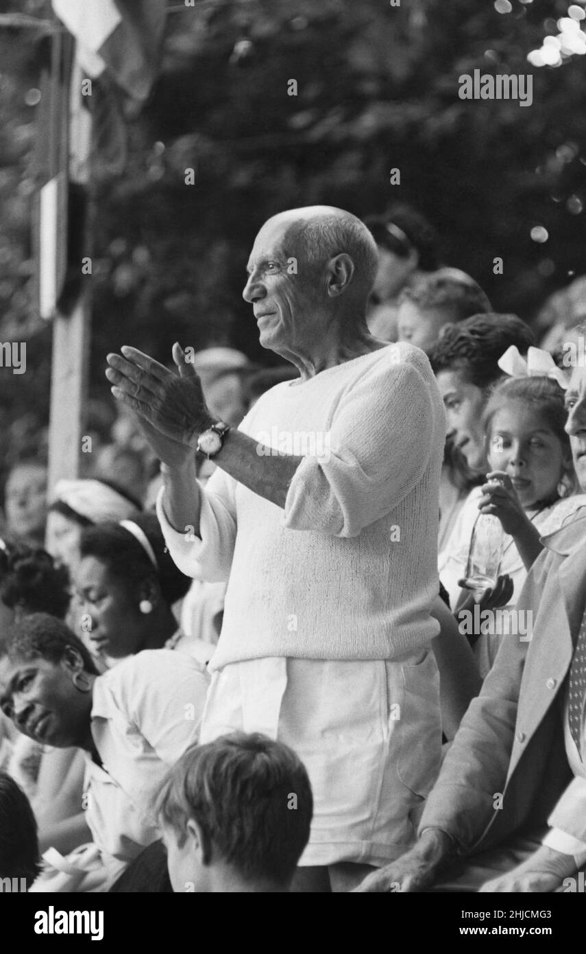 Image non datée de l'artiste Pablo Picasso lors d'une corrida en Espagne.Jean Cocteau est assis à sa gauche, seulement partiellement dans le cadre. Banque D'Images