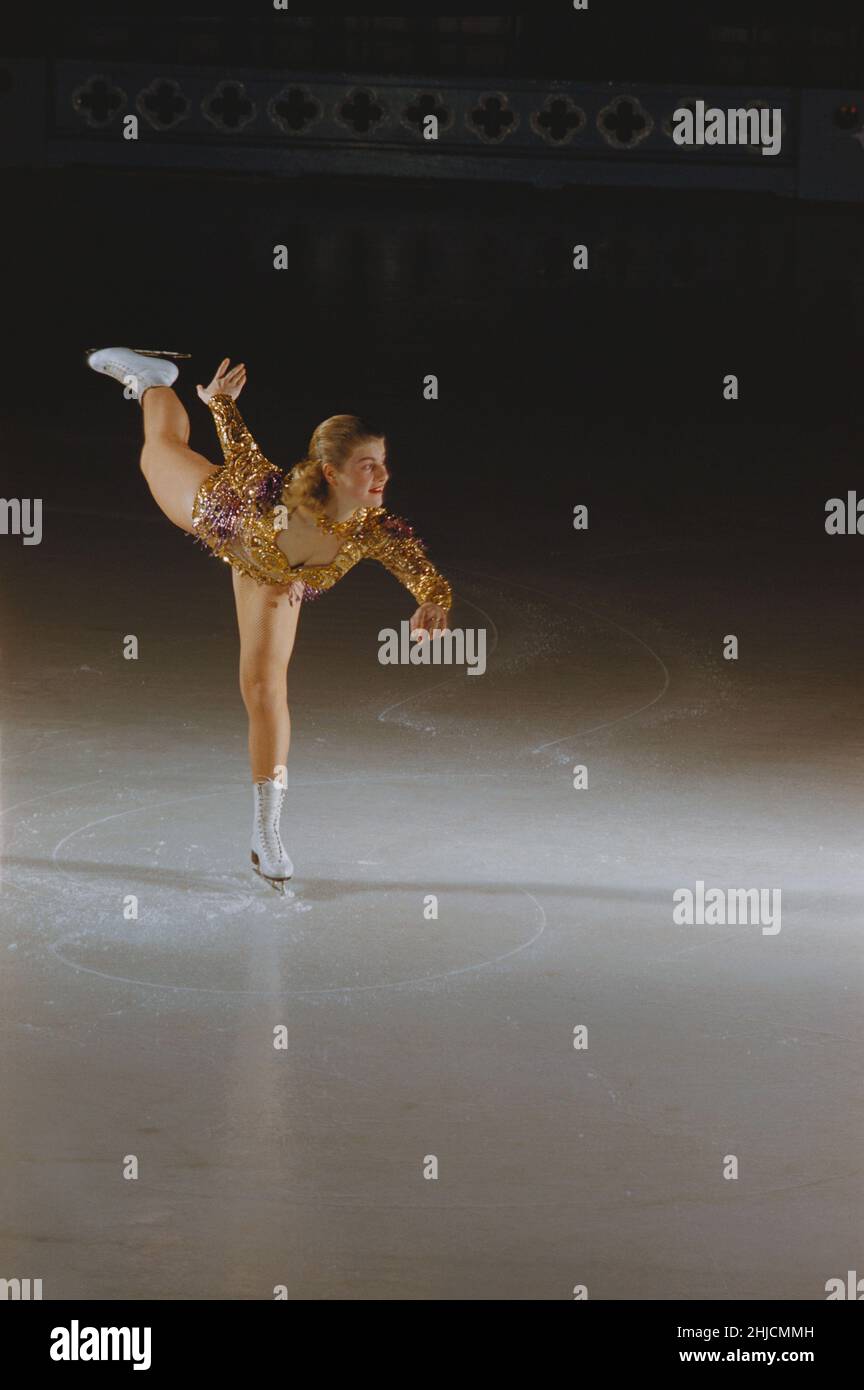 Gundula ('Gundi') Busch (né le 29 avril 1935 à Milan, Italie), un patineur et entraîneur allemand.Elle a été la première championne du monde des femmes célibataires (représentant l'Allemagne) en 1954. Banque D'Images