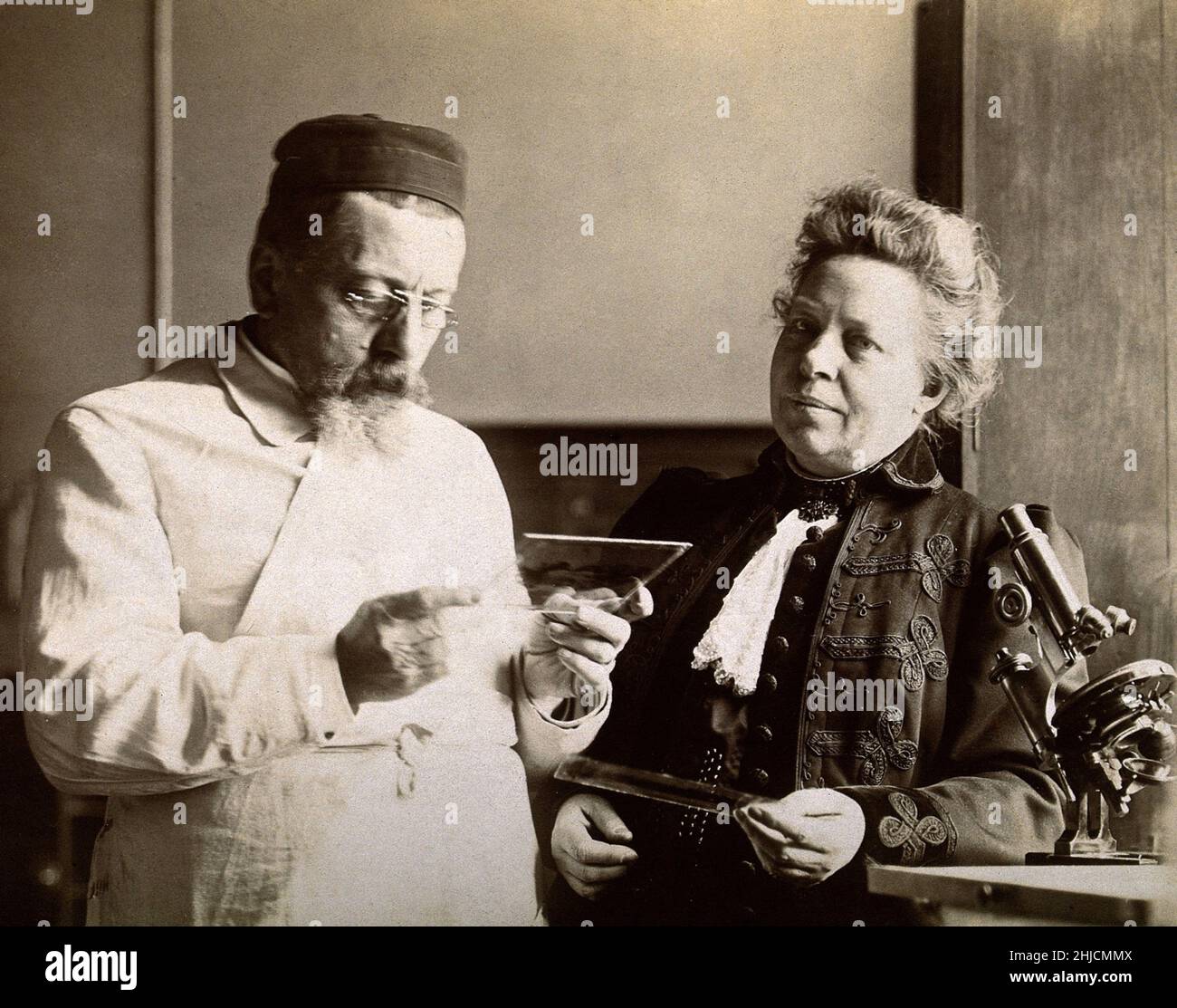 Les neurologues français Augusta Dejerine-Klumpke (1859-1927) et son mari Joseph Jules Dejerine (1849-1917) travaillent dans leur laboratoire avant 1917.Le Klumpke d'origine américaine était connu pour son travail en neuroanatomie.Entre autres réalisations, elle a expliqué ce qu'on appelle aujourd'hui la paralysie de Klumpke, ou une blessure aux nerfs contrôlant le mouvement du bras.Elle était la sœur de l'astronome Dorothea Klumpke. Banque D'Images