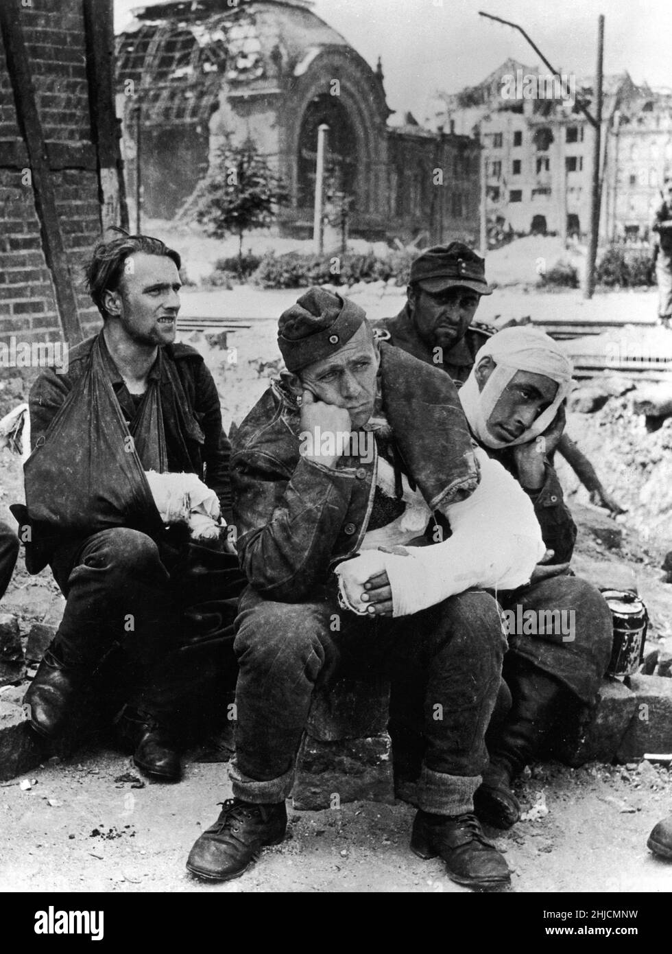 Prisonniers de guerre allemands à Kiel, en Allemagne, en 1945, à la fin de la Seconde Guerre mondiale. Banque D'Images