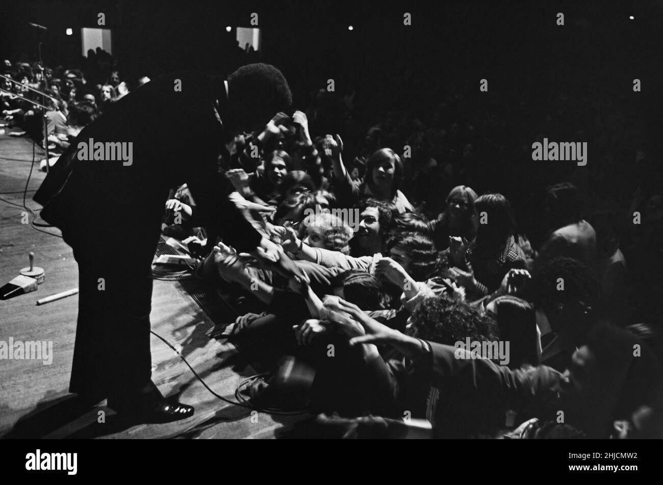 B. B.King se produit devant une foule excitée, sans être défait. Banque D'Images