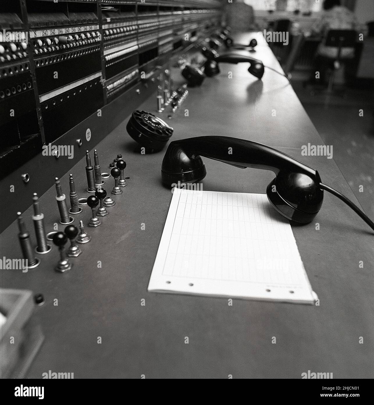 Téléphonie dans le 1970s.Intérieur d'une pièce vide avec un grand tableau de commutation visible.La technologie du passé qui n'est plus utilisée ou le personnel de l'informatique n'a pas encore travaillé à elle.Il s'agit d'un standard manuel où un opérateur humain est nécessaire pour connecter les appels manuellement.Suède 1971 Kristoffersson ref. Ed Banque D'Images