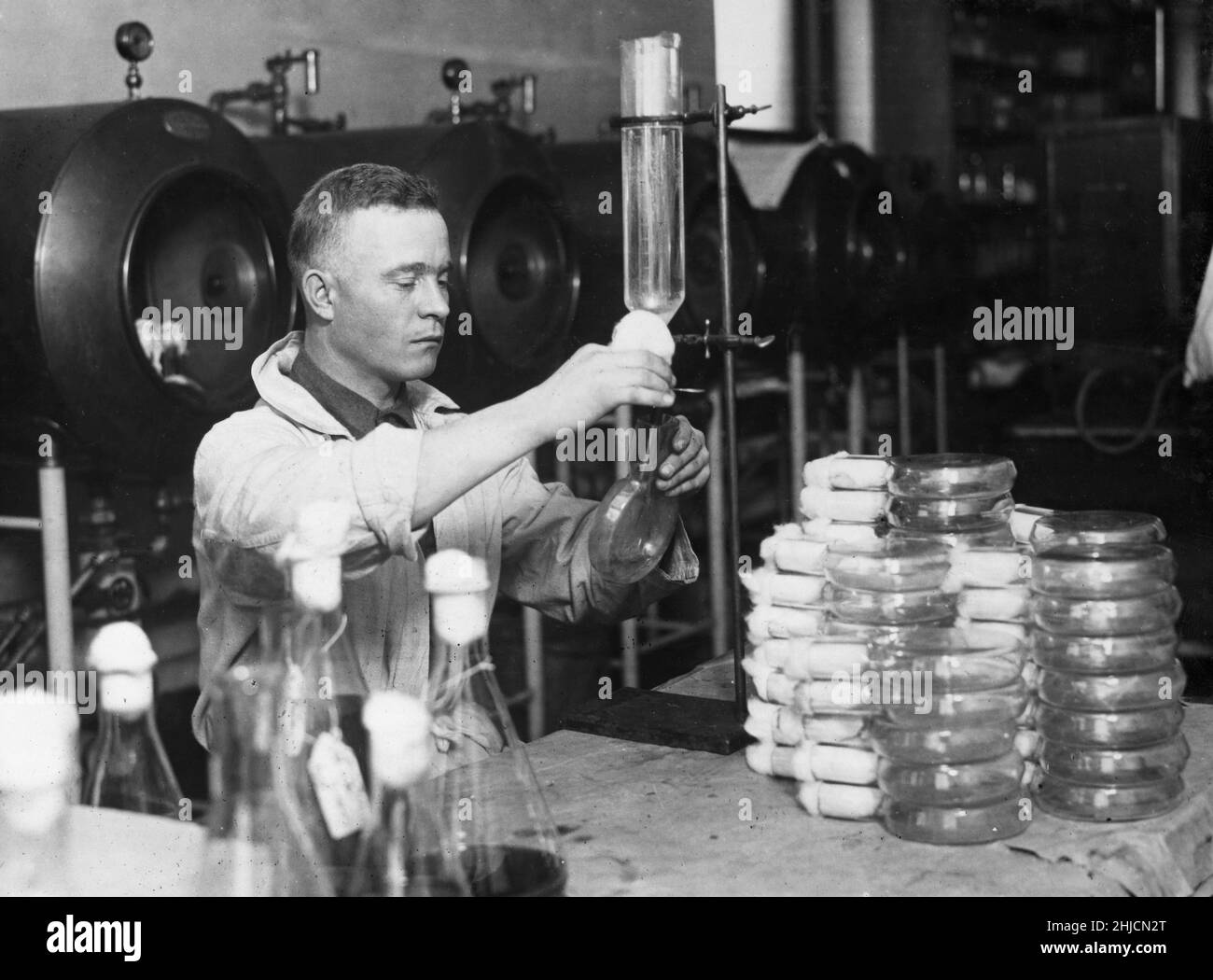Fabrication du vaccin contre la typhoïde, 1917.École de médecine de l'armée américaine.Placement du milieu dans des flacons de kolo pour l'inoculation. Banque D'Images