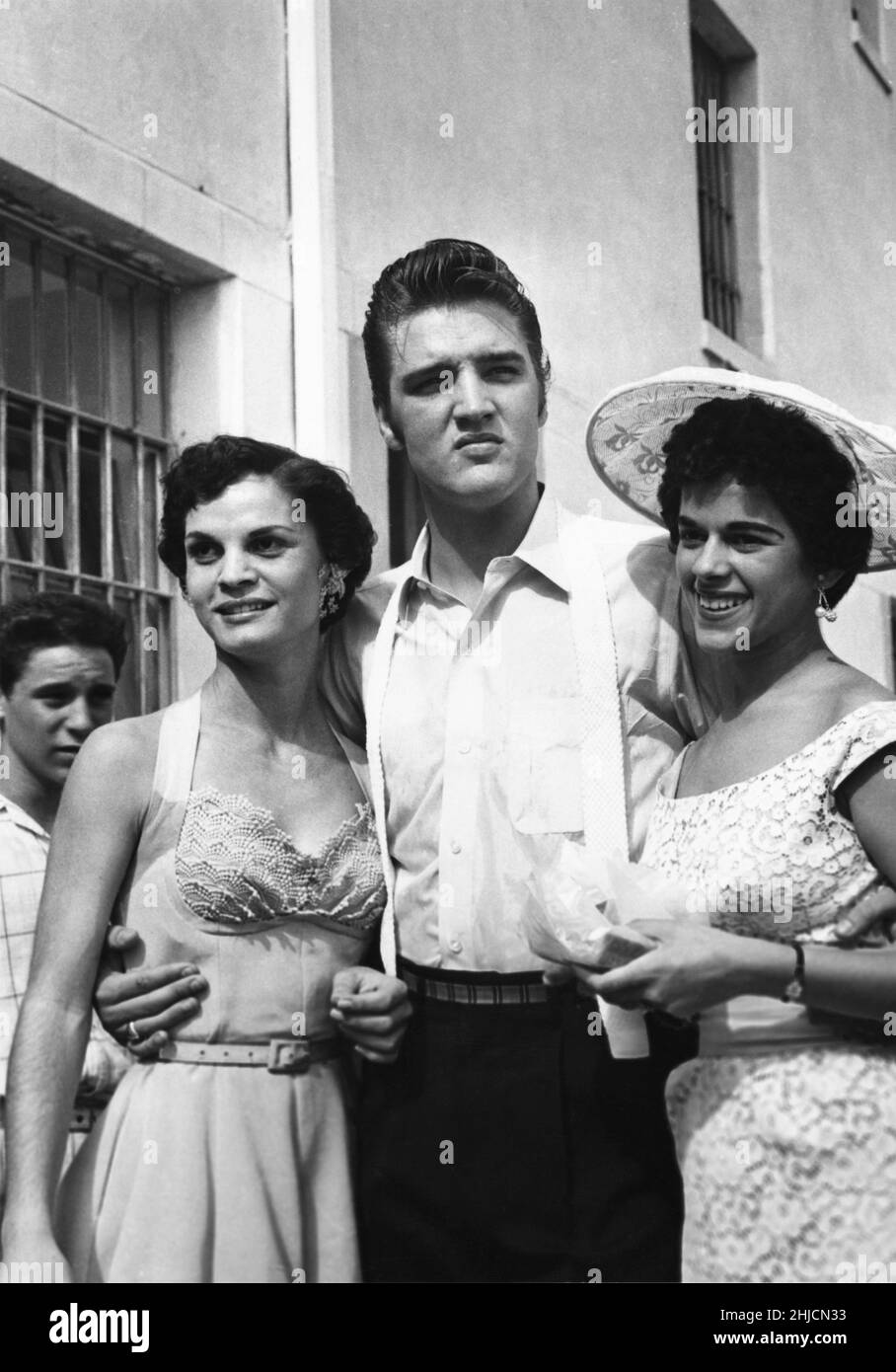 Elvis Presley (1935-1977) à Tampa, Floride, avec deux fans, 1956. Banque D'Images