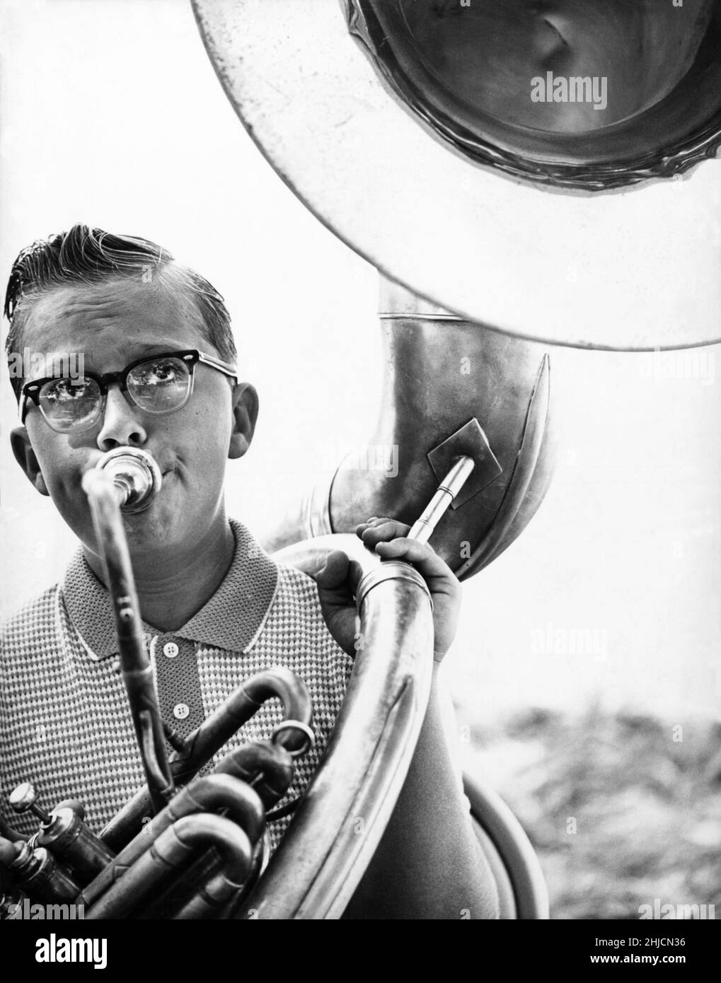 Un membre du groupe de lycéens jouant le tuba en 1955. Banque D'Images