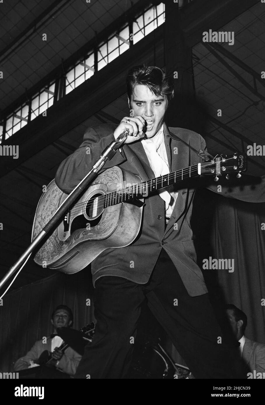 Elvis Presley (8 janvier 1935 ‚Äì 16 août 1977) en représentation à Tampa, Floride, 1956. Banque D'Images