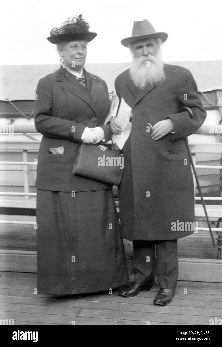 Jenkin Lloyd Jones, ministre unitaire et travailleur social avec son épouse, Edith Lackersteen, une collègue de longue date, à bord de l'Oscar II, le « bateau de la paix » de Henry Ford, qui a voyagé dans une mission de paix en Europe, de 1915 à 1916.Jenkin Lloyd Jones s'est enrôlé en 1862 dans la batterie 6th de l'Armée de volontaires du Wisconsin pendant la guerre civile.Après la guerre, il est devenu un pacifiste franc. Banque D'Images