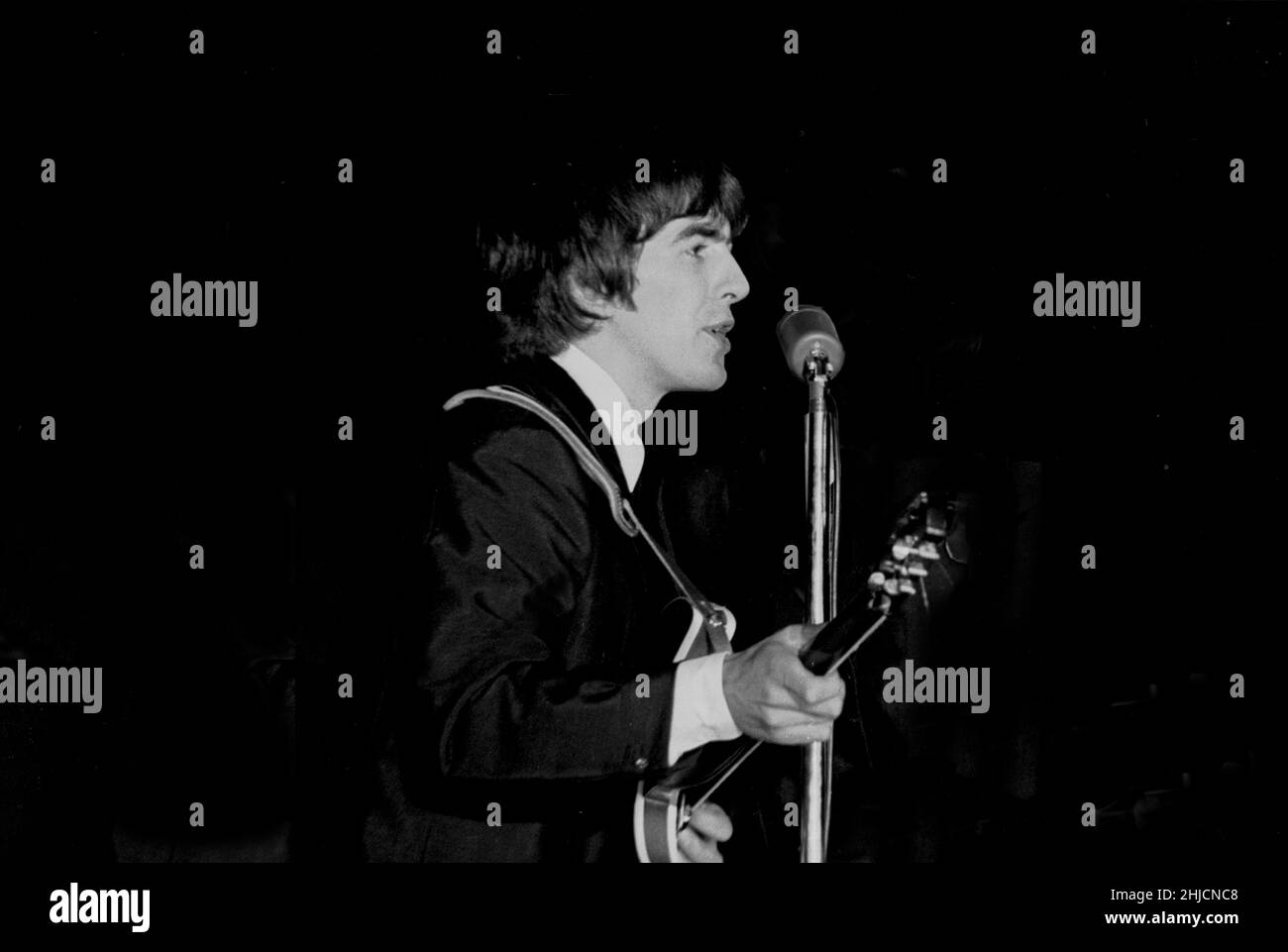 Membre des Beatles, George Harrison, lors d'un concert à Forest Hills, Queens, le 29th août 1964. Banque D'Images