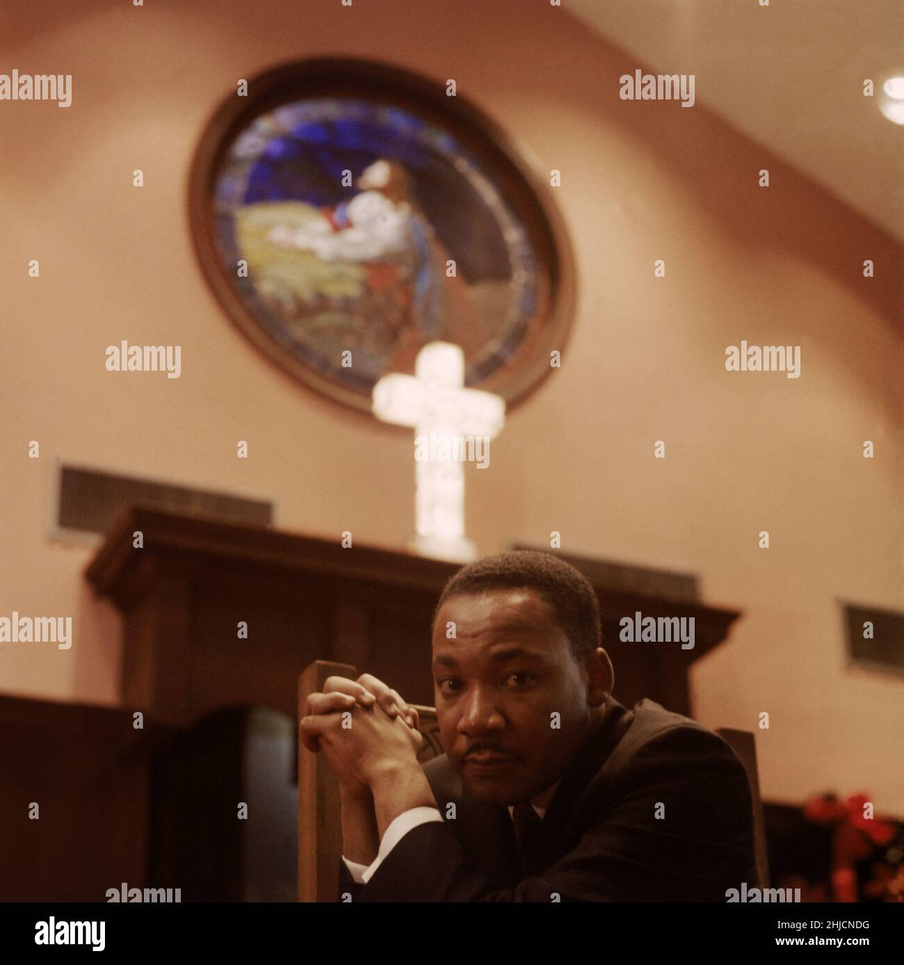 Martin Luther King, Jr. Dans une église à Atlanta, Géorgie, 1968.Martin Luther King, Jr. (15 janvier 1929 ‚Äì 4 avril 1968) est un ecclésiaste américain, militant et dirigeant éminent du mouvement des droits civils.Il a été assassiné le 4 avril 1968 à Memphis, Tennessee. Banque D'Images