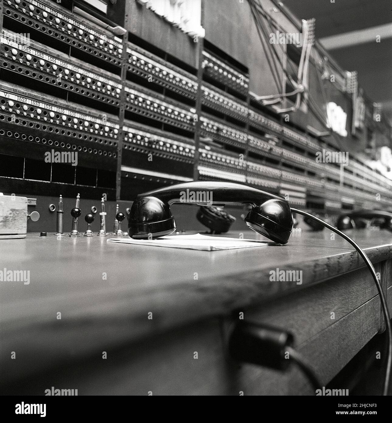 Téléphonie dans le 1970s.Intérieur d'une pièce vide avec un grand tableau de commutation visible.La technologie du passé qui n'est plus utilisée ou le personnel de l'informatique n'a pas encore travaillé à elle.Il s'agit d'un standard manuel où un opérateur humain est nécessaire pour connecter les appels manuellement.Suède 1971 Kristoffersson ref. Ed Banque D'Images